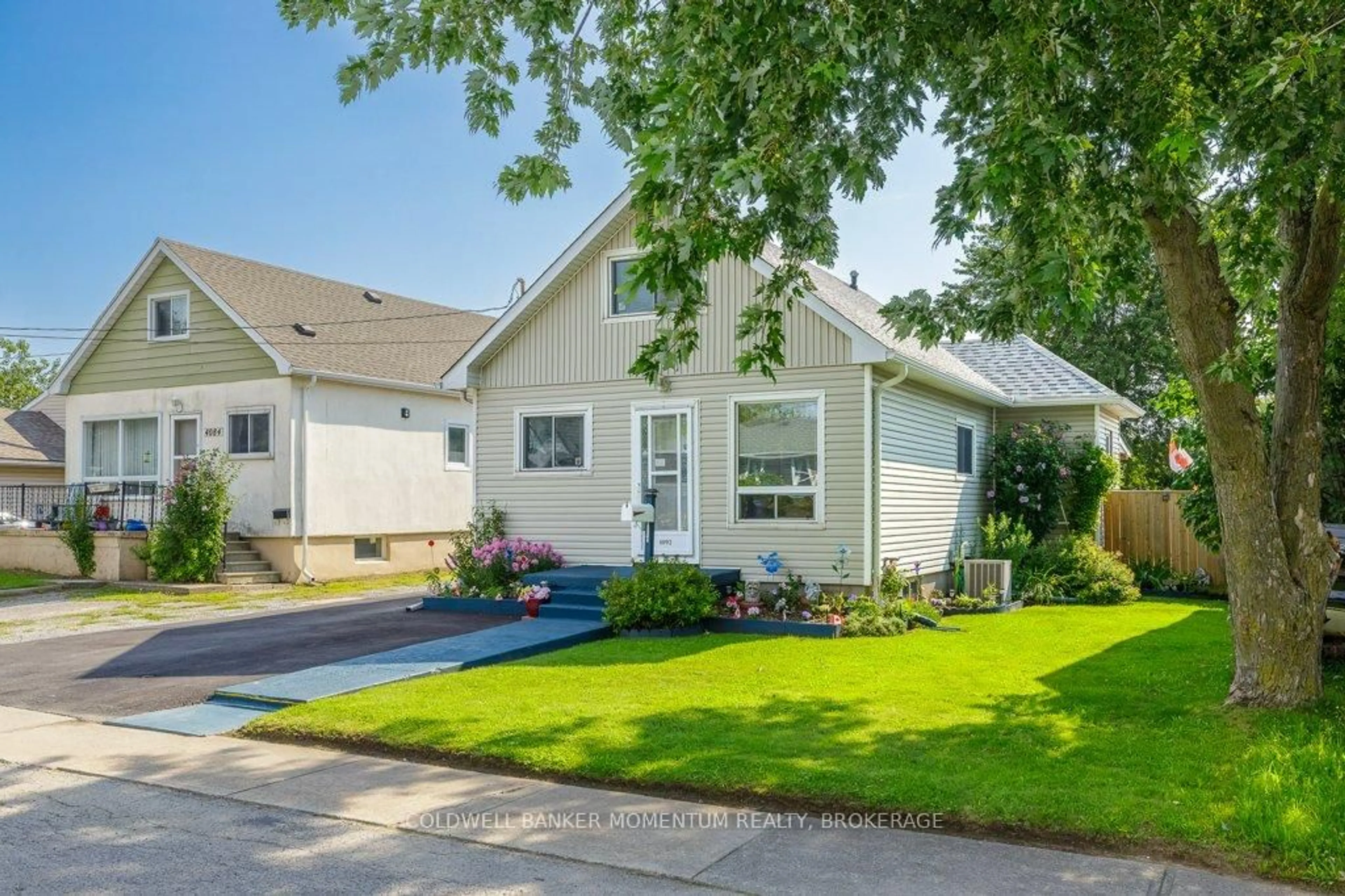 Home with vinyl exterior material, street for 4092 Muir Ave, Niagara Falls Ontario L2E 3L3