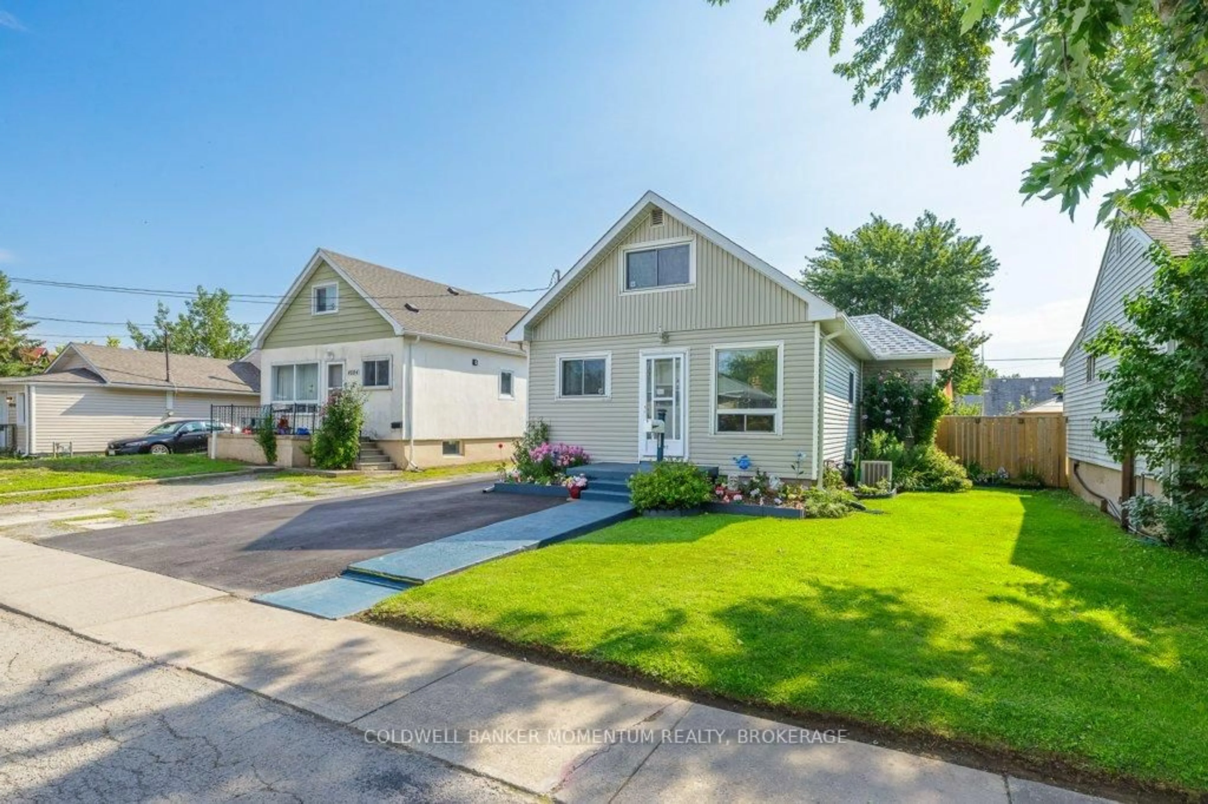 Home with vinyl exterior material, street for 4092 Muir Ave, Niagara Falls Ontario L2E 3L3