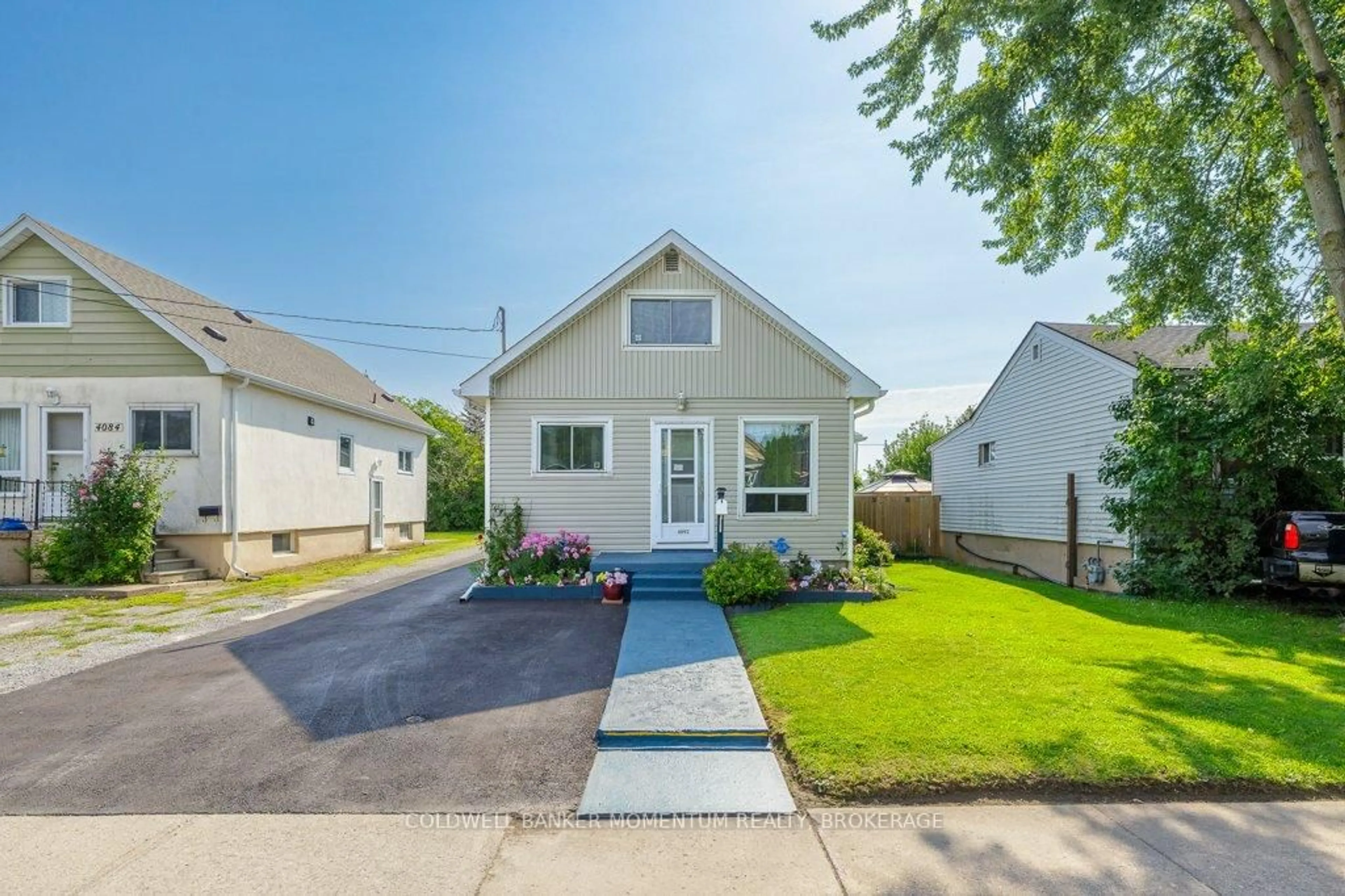Home with vinyl exterior material, street for 4092 Muir Ave, Niagara Falls Ontario L2E 3L3