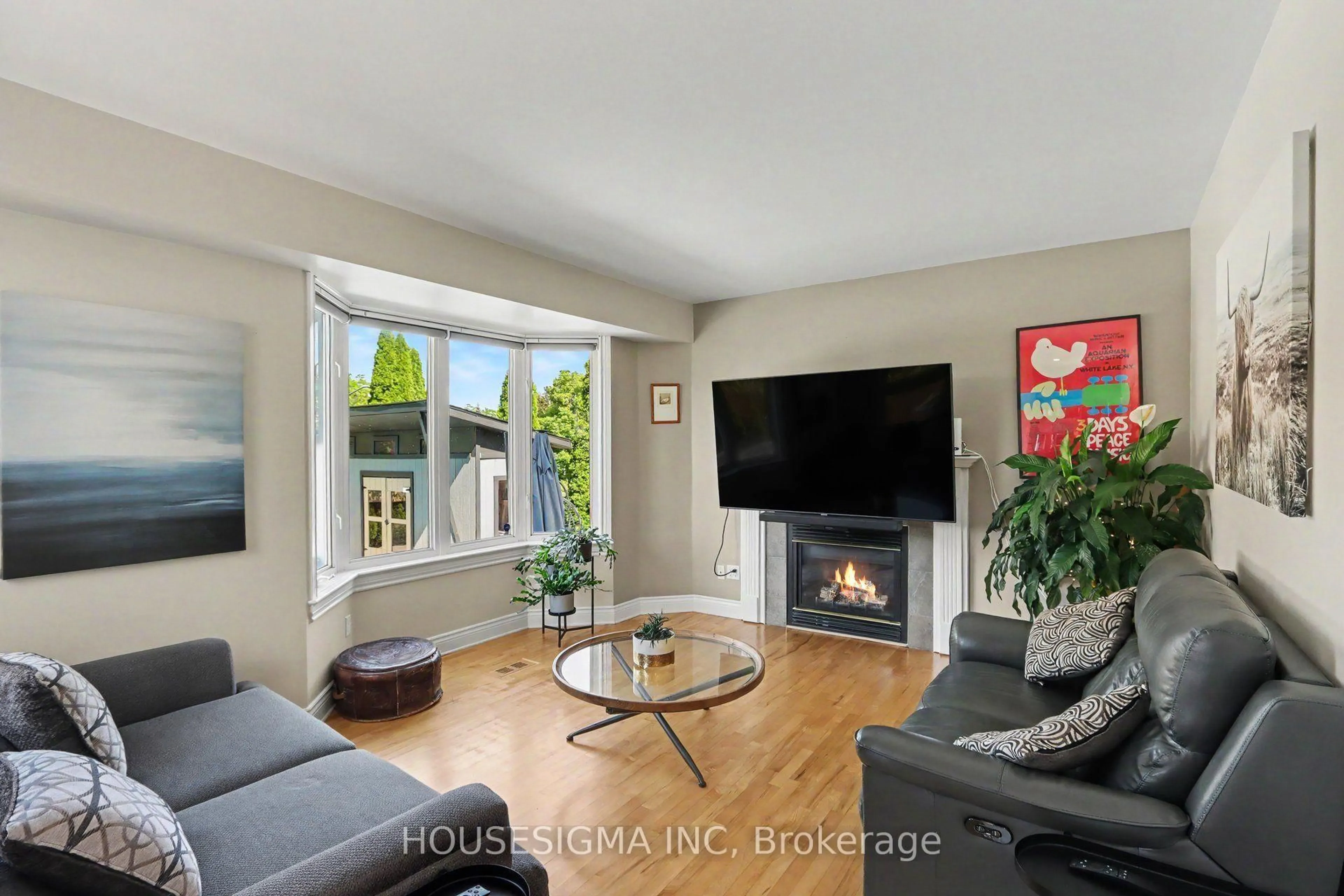 Living room with furniture, wood/laminate floor for 101 Kittiwake Dr, Stittsville Ontario K2S 1Z8