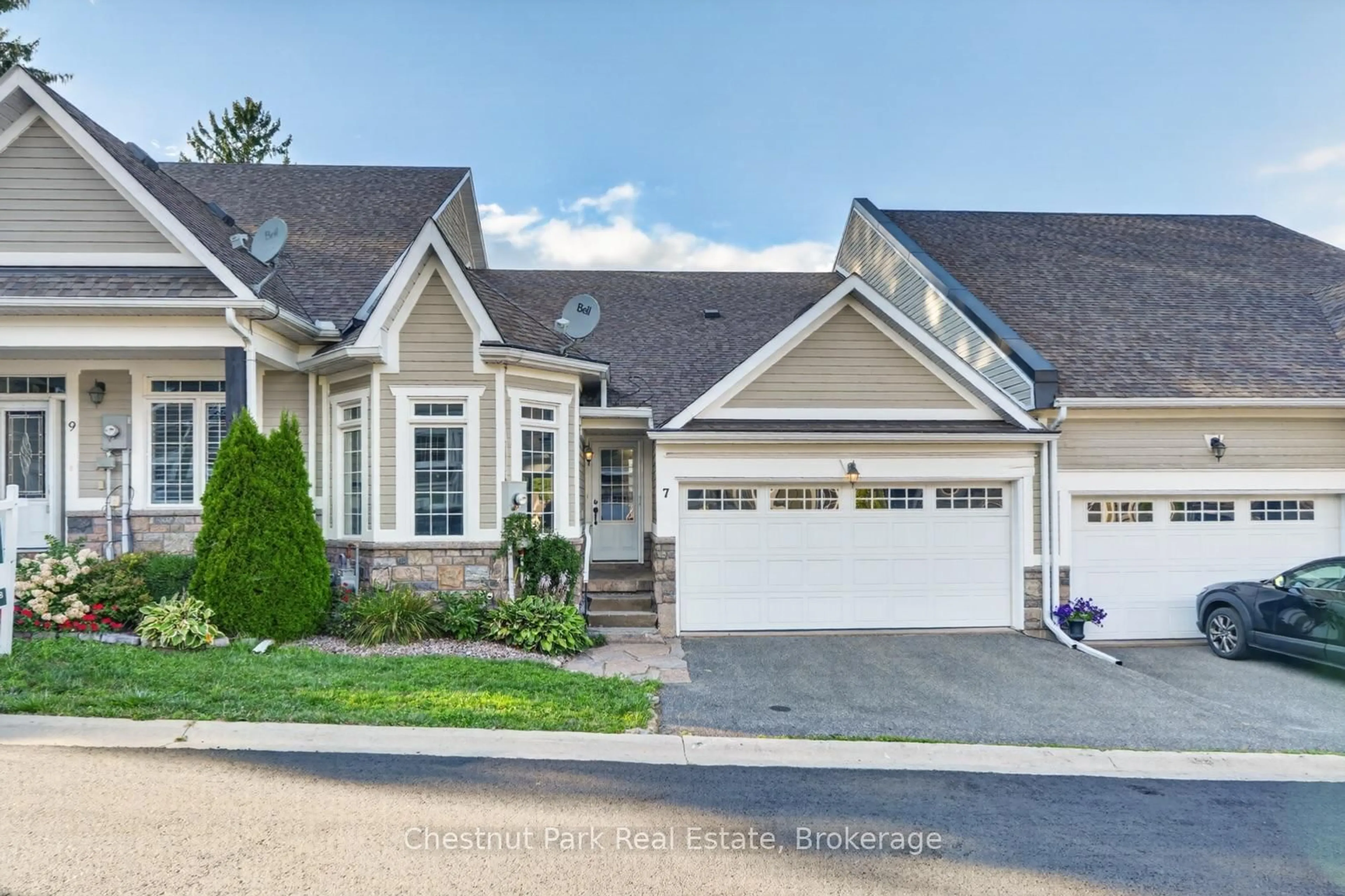 Home with vinyl exterior material, street for 7 Stormont Crt, Bracebridge Ontario P1L 0B7
