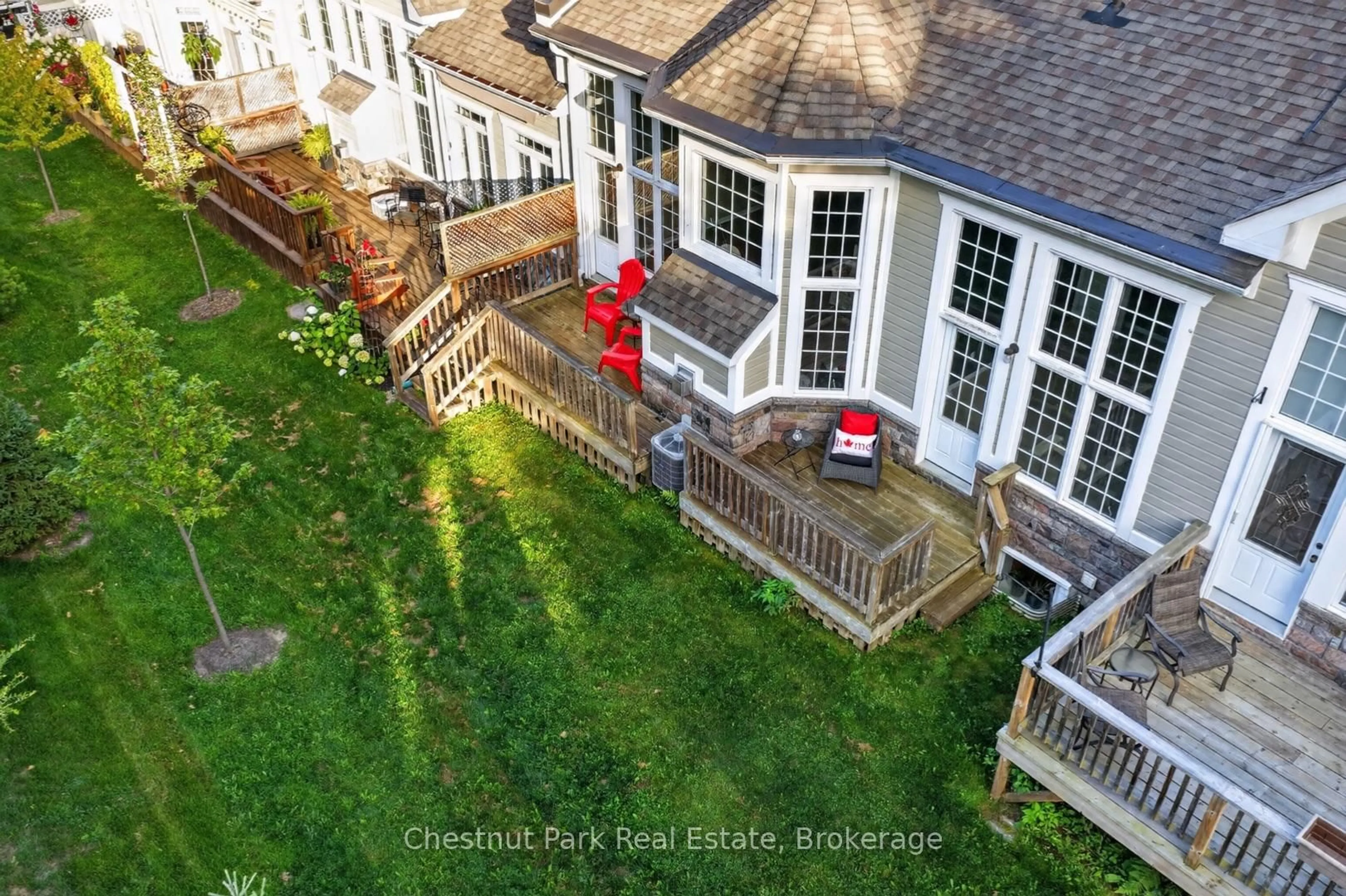 A pic from outside/outdoor area/front of a property/back of a property/a pic from drone, unknown for 7 Stormont Crt, Bracebridge Ontario P1L 0B7