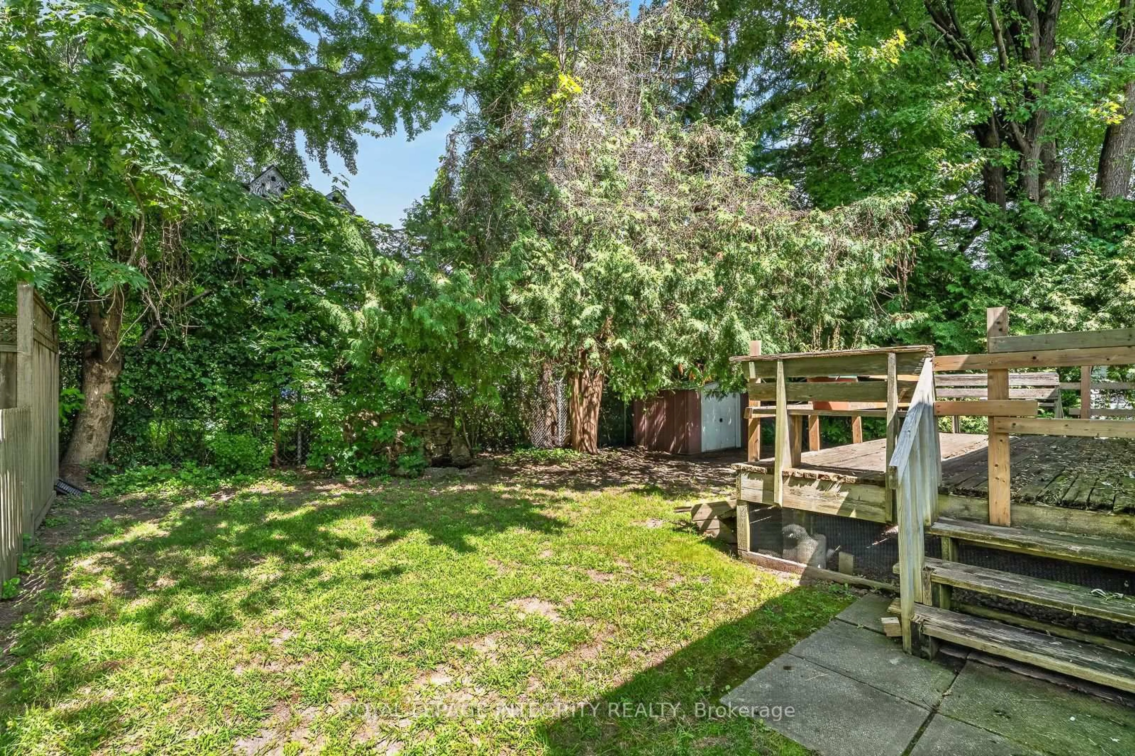 Patio, forest/trees view for 11 Toronto St, Ottawa Ontario K1S 0N1