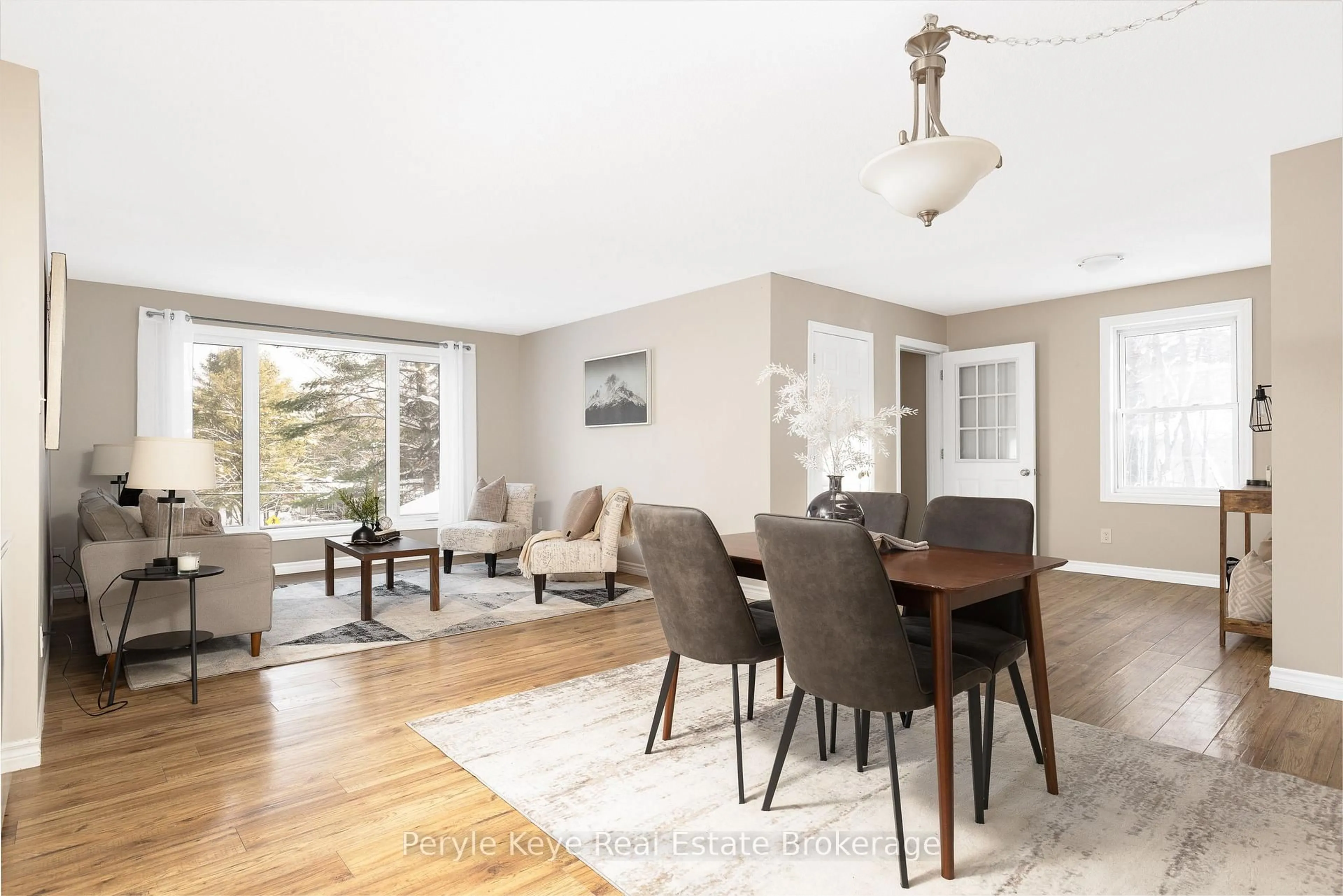 Dining room, wood/laminate floor for 820 Manitoba St, Bracebridge Ontario P1L 0K8