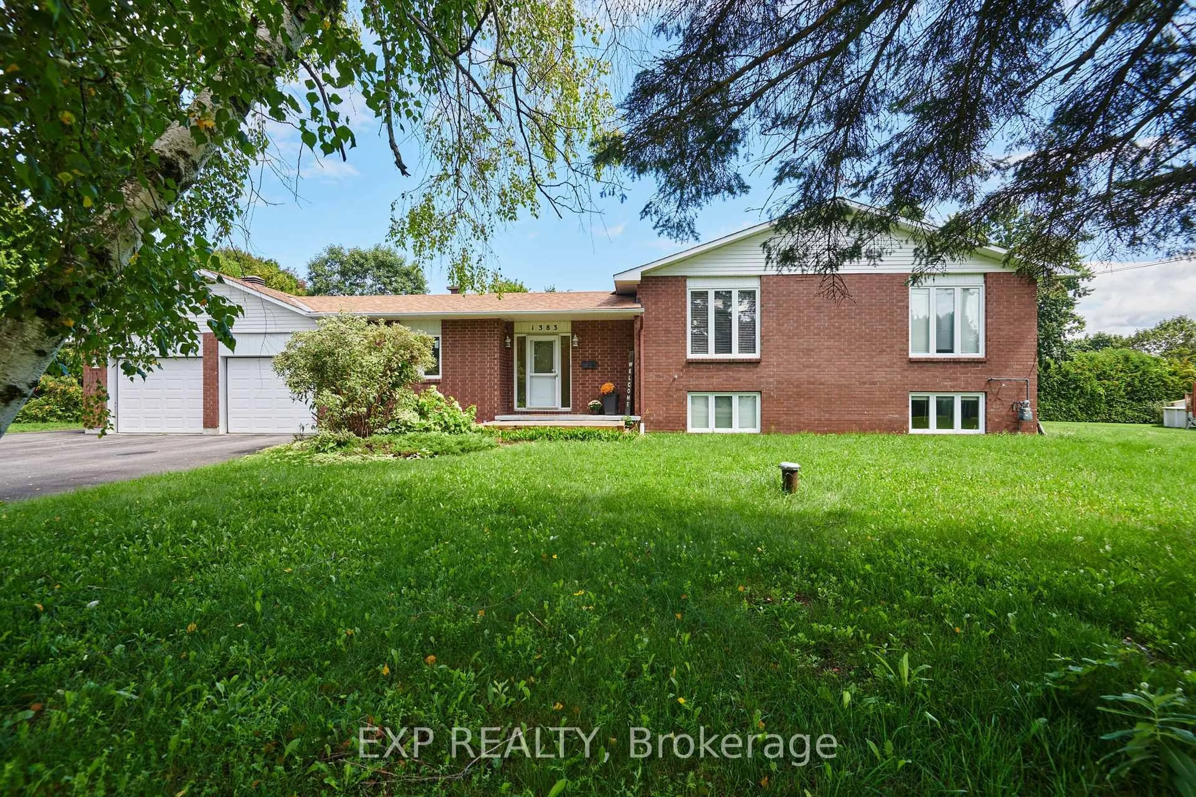 A pic from outside/outdoor area/front of a property/back of a property/a pic from drone, street for 1383 Keswick Dr, Ottawa Ontario K4P 1A8