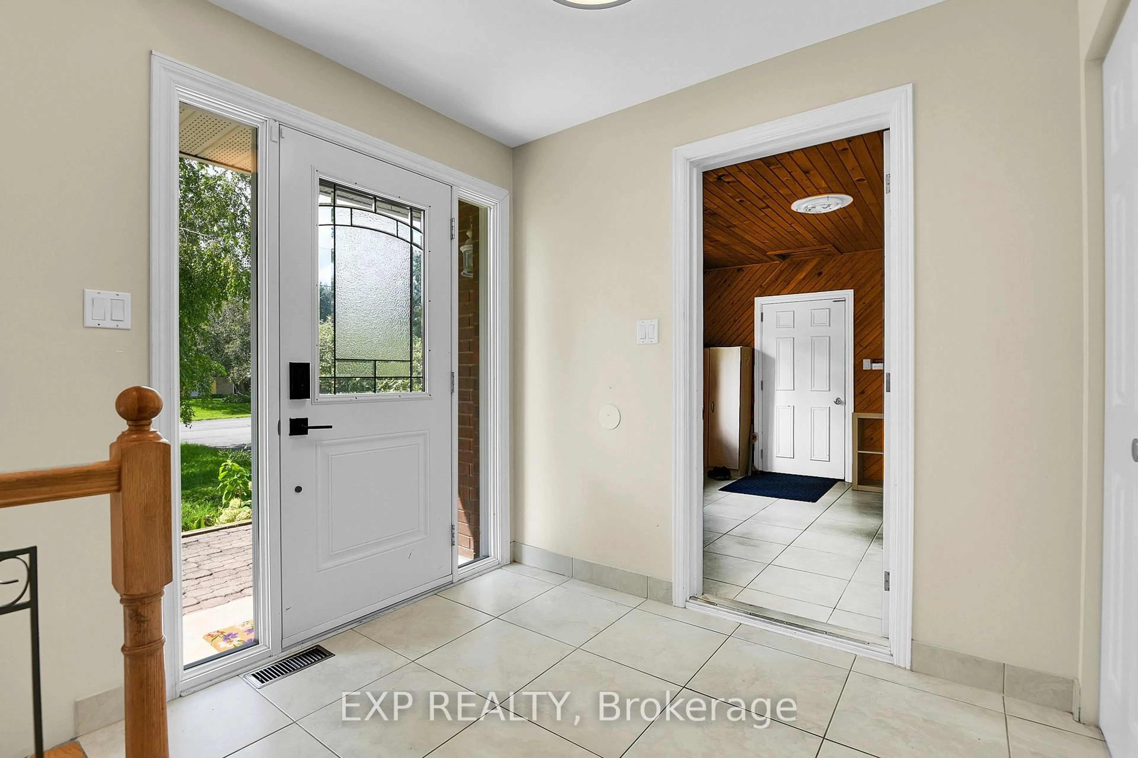 Indoor entryway for 1383 Keswick Dr, Ottawa Ontario K4P 1A8