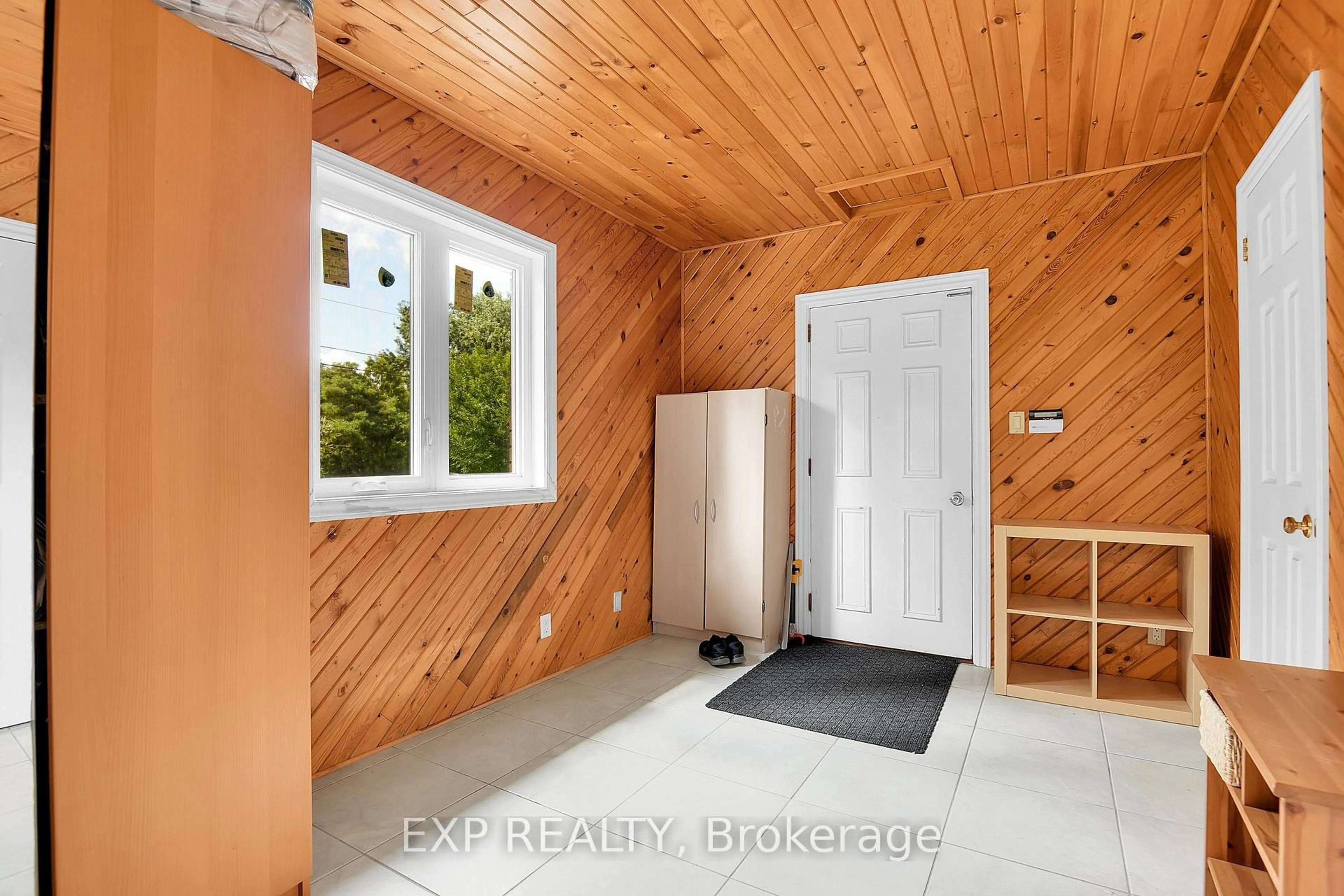 Indoor entryway for 1383 Keswick Dr, Ottawa Ontario K4P 1A8