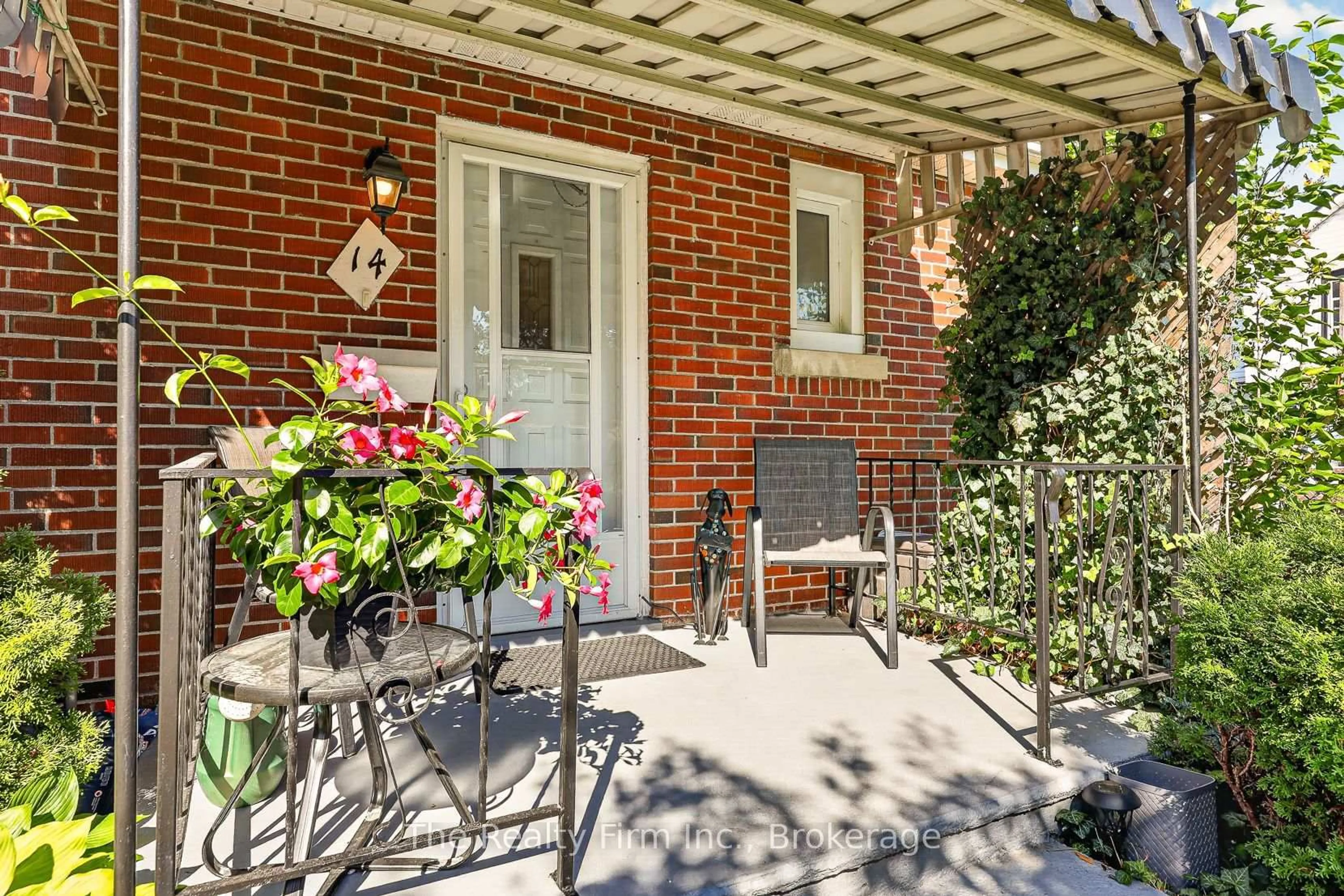 Patio, street for 14 East Park Dr, Woodstock Ontario N4S 3M8