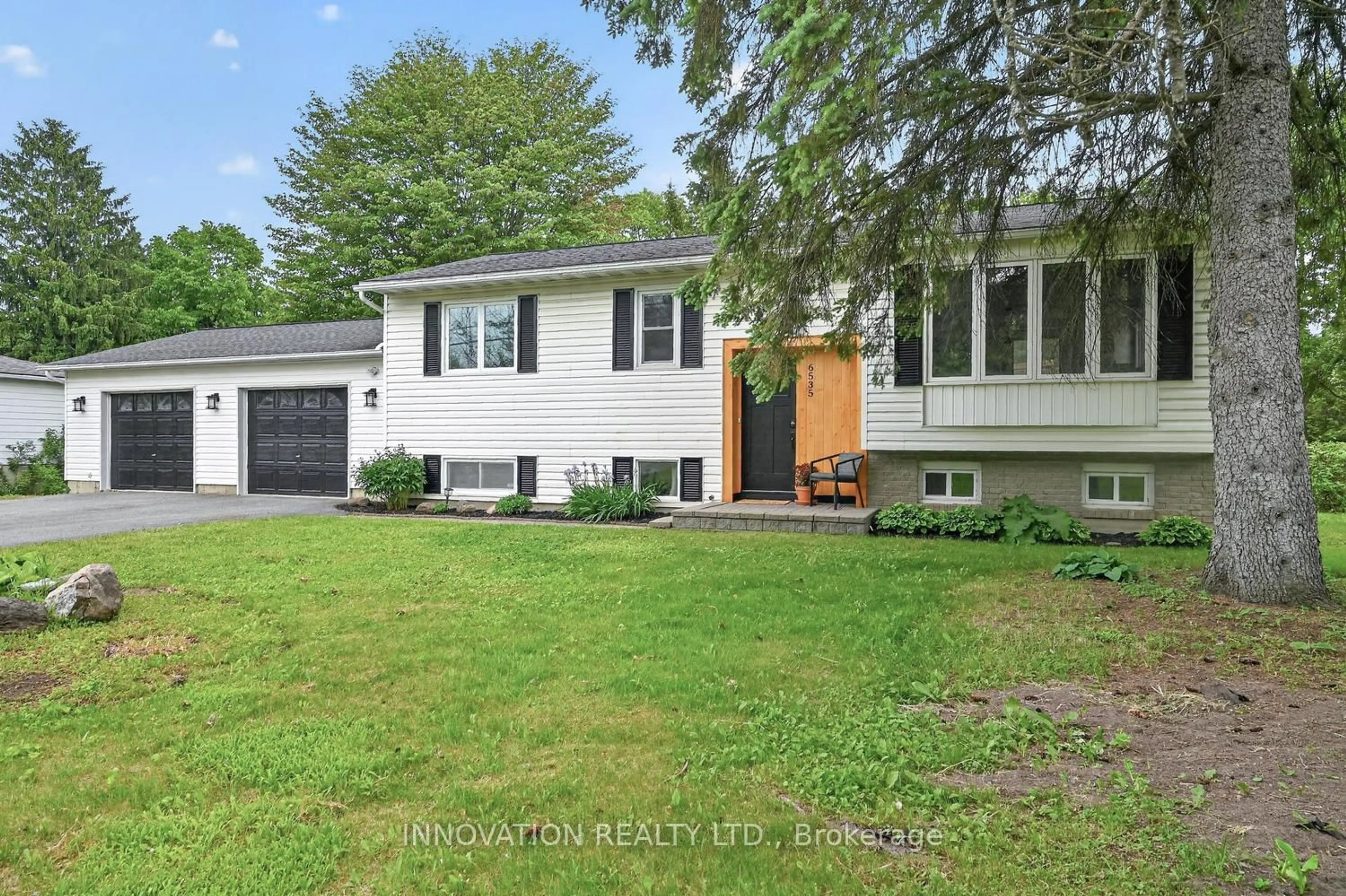 Home with vinyl exterior material, street for 6535 Rideau Valley Dr, Manotick Ontario K4M 1B3