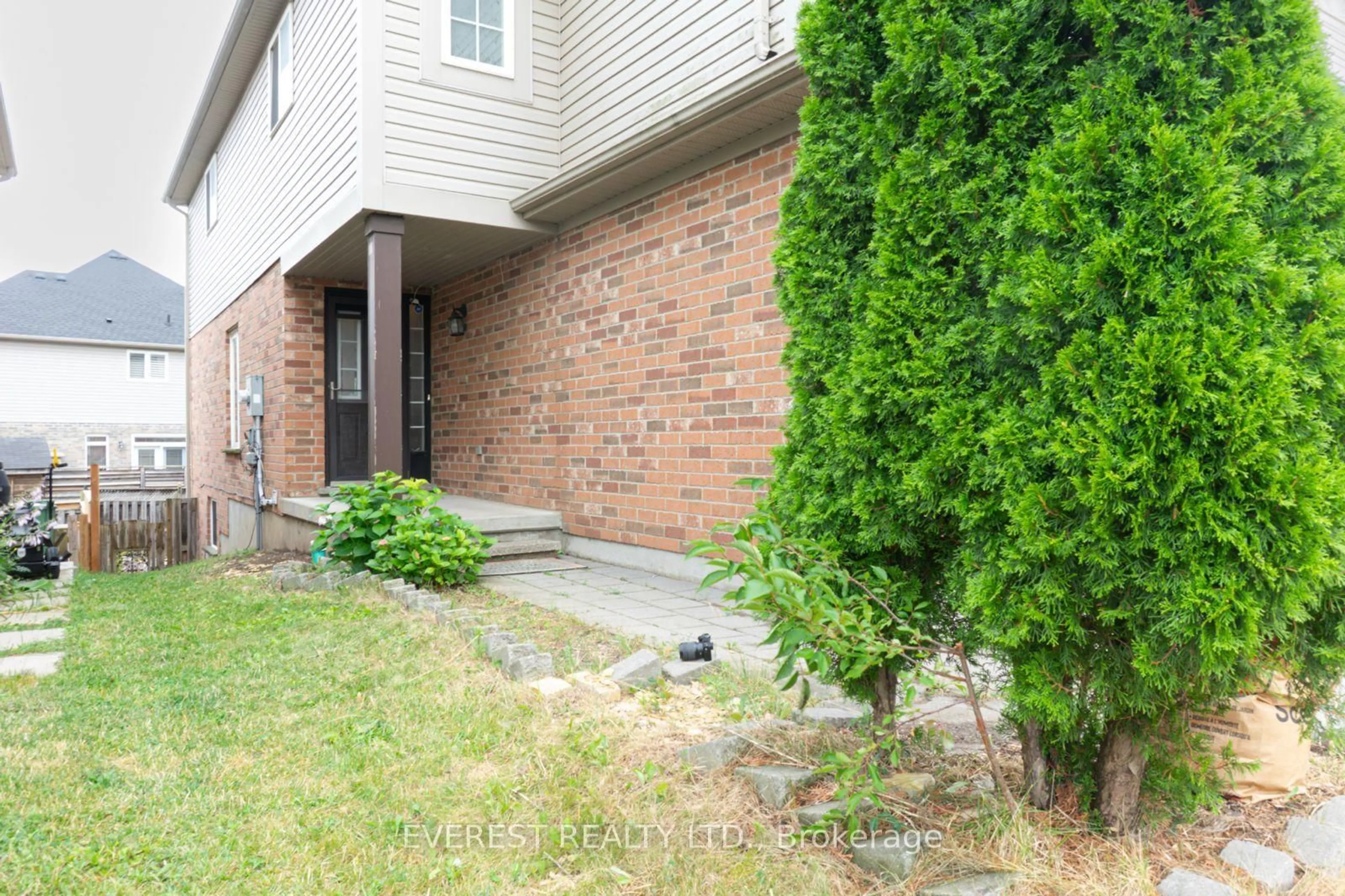 Patio, street for 575 Thistlewood Dr, London North Ontario N5X 4M1