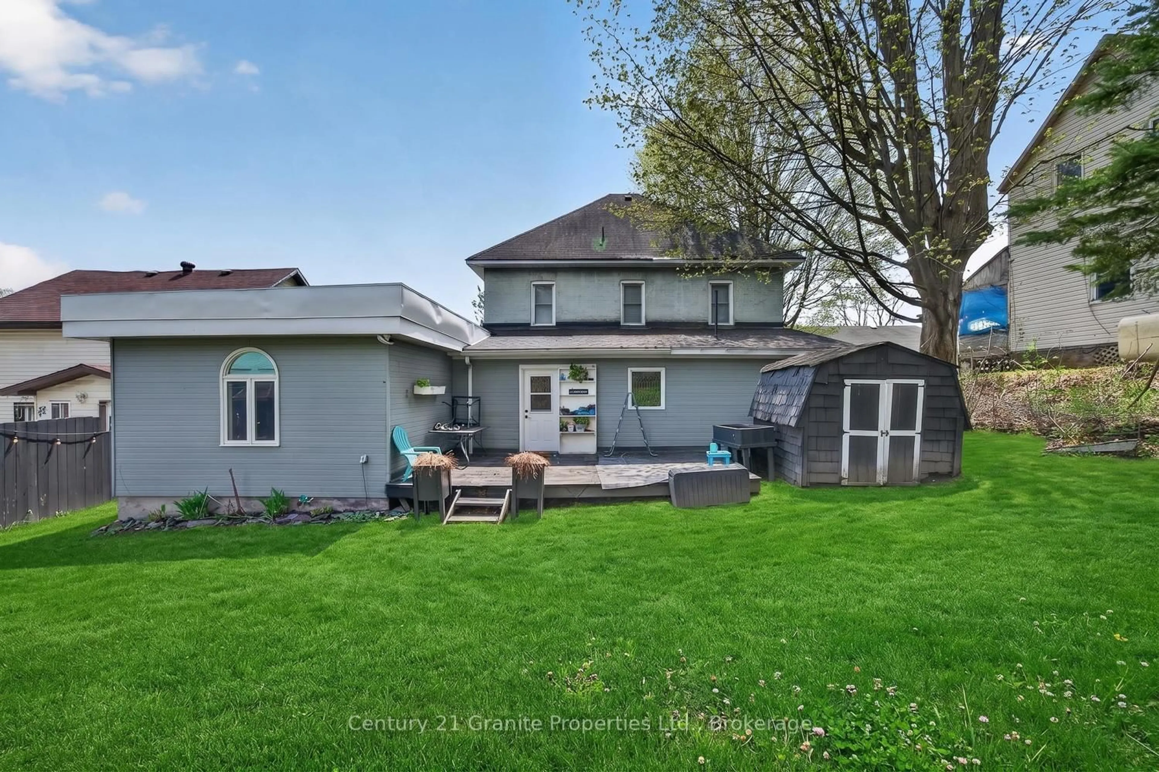 A pic from outside/outdoor area/front of a property/back of a property/a pic from drone, street for 50 William St, Parry Sound Ontario P2A 1V1