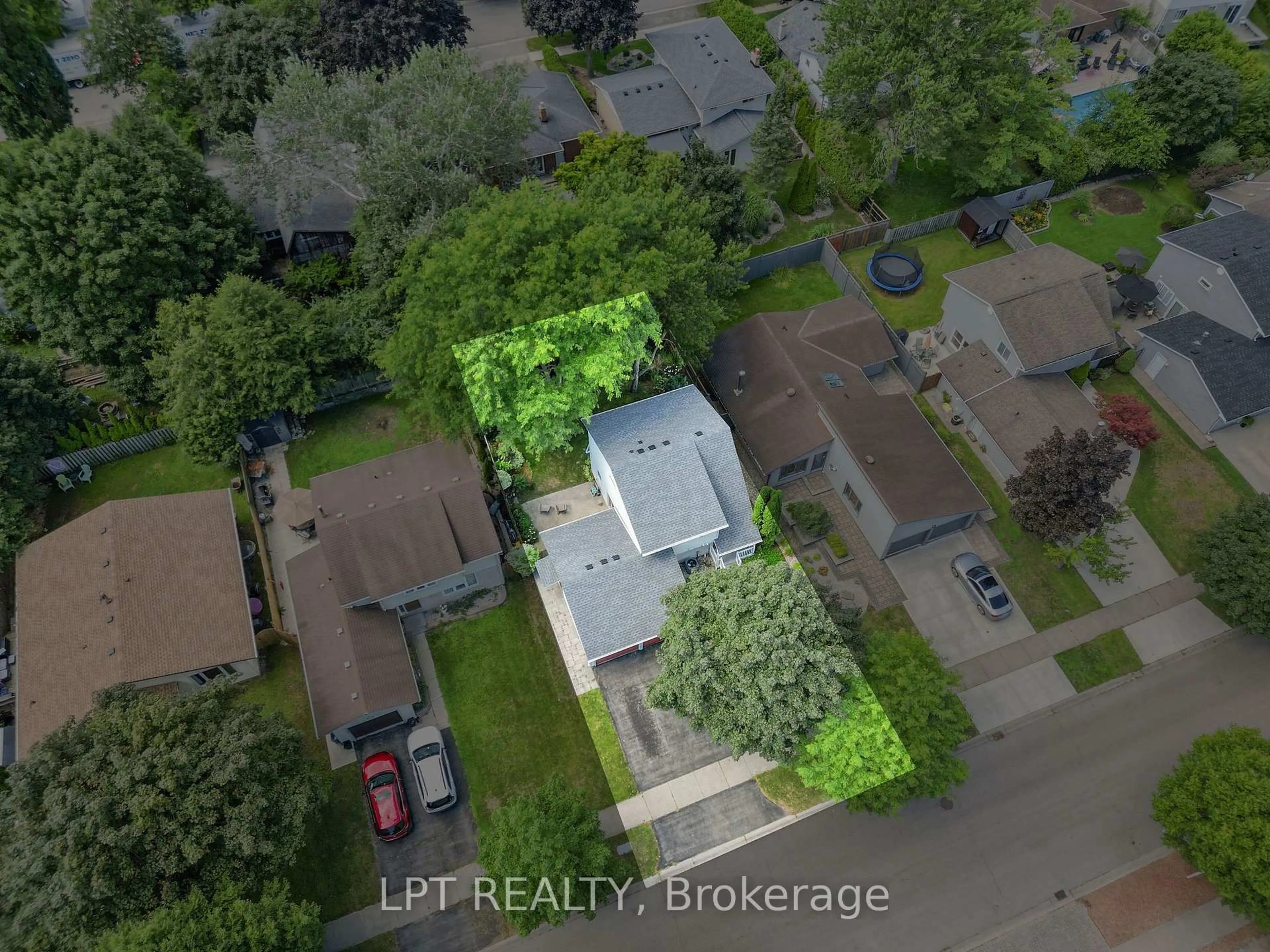 A pic from outside/outdoor area/front of a property/back of a property/a pic from drone, street for 17 MONMORE Rd, London North Ontario N6G 2W5