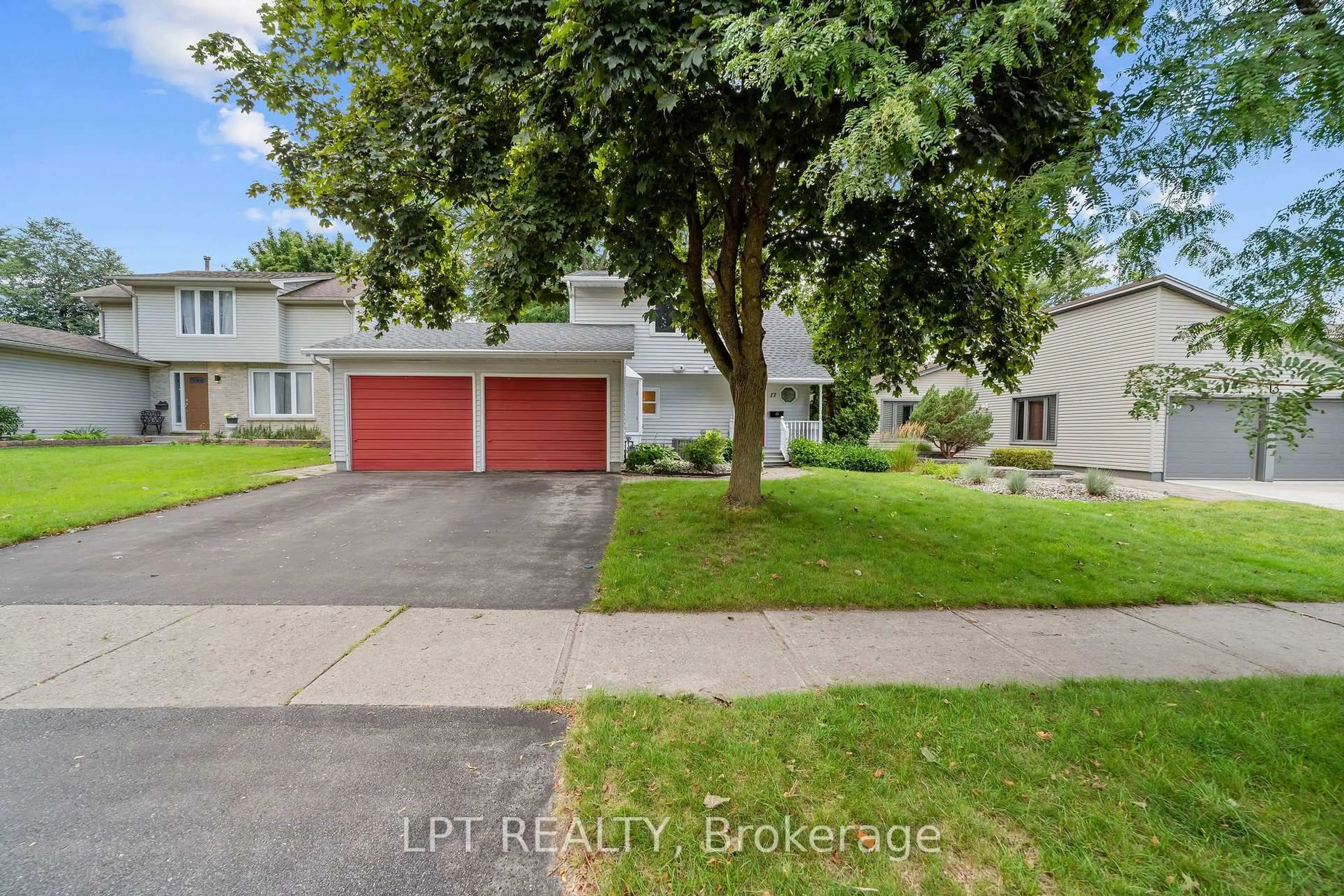 A pic from outside/outdoor area/front of a property/back of a property/a pic from drone, street for 17 MONMORE Rd, London North Ontario N6G 2W5