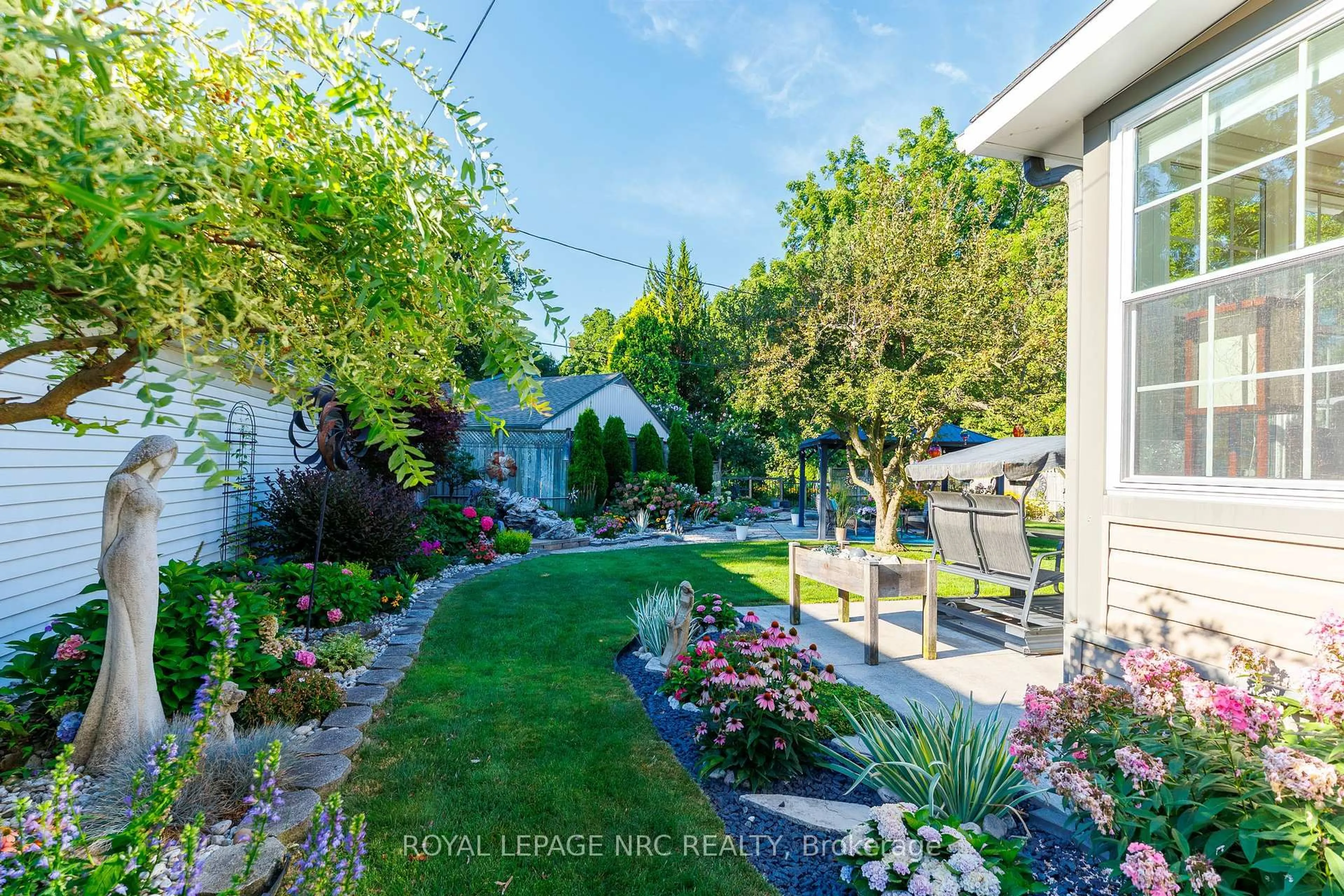 A pic from outside/outdoor area/front of a property/back of a property/a pic from drone, street for 7 Philpark Rd, St. Catharines Ontario L2N 4E4