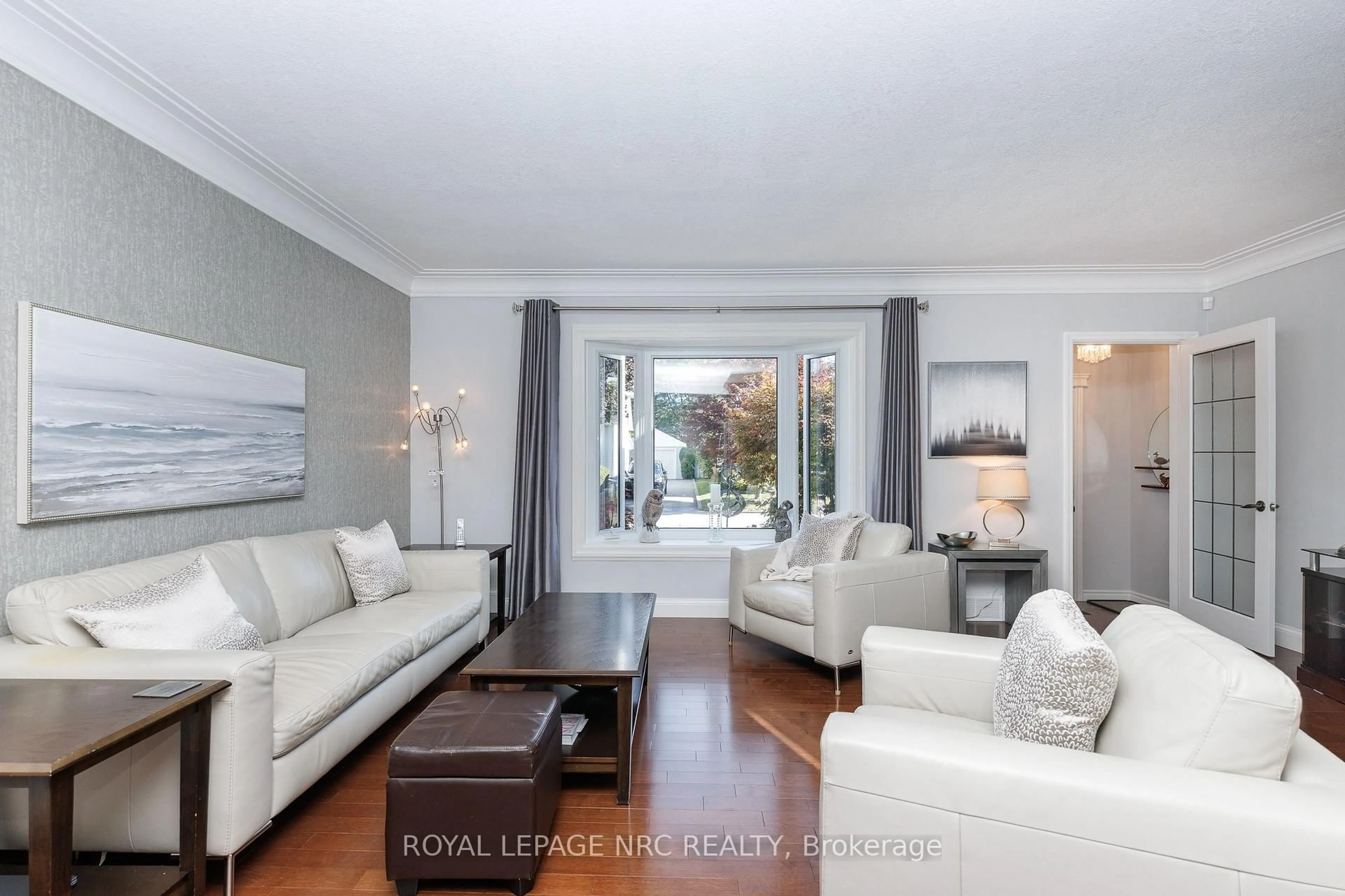 Living room with furniture, wood/laminate floor for 7 Philpark Rd, St. Catharines Ontario L2N 4E4