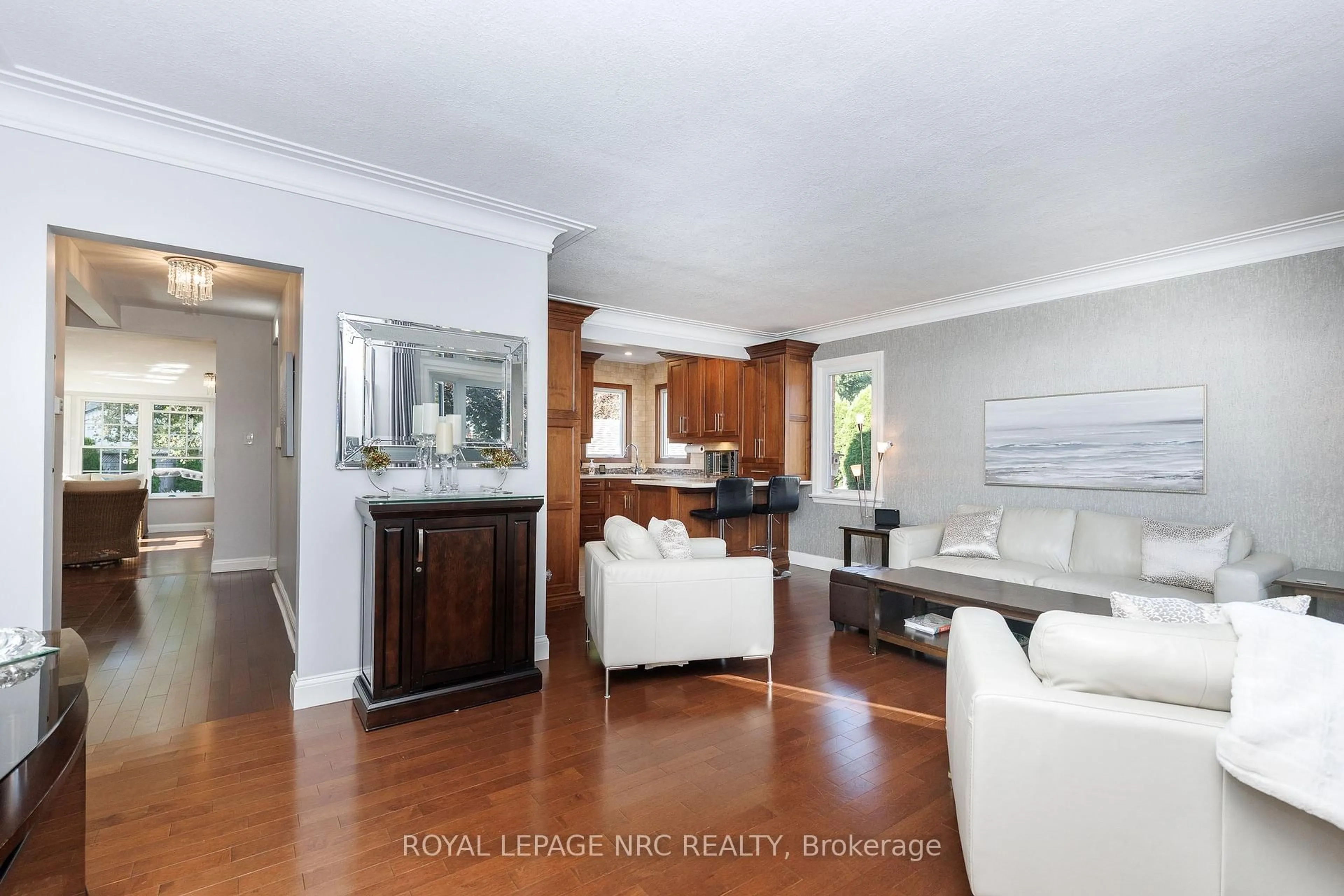 Living room with furniture, wood/laminate floor for 7 Philpark Rd, St. Catharines Ontario L2N 4E4