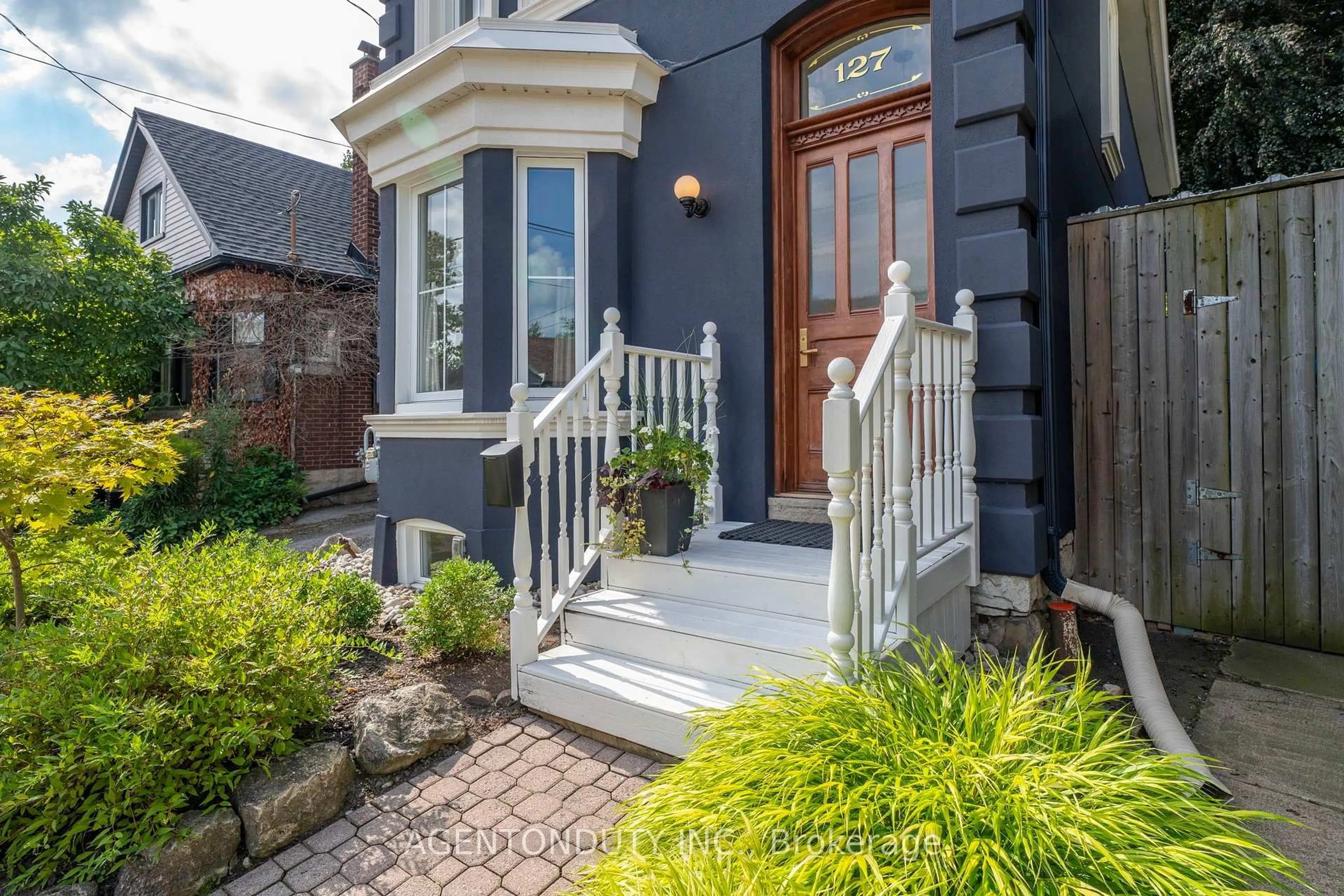 Indoor entryway for 127 Peter St, Hamilton Ontario L8R 1T7