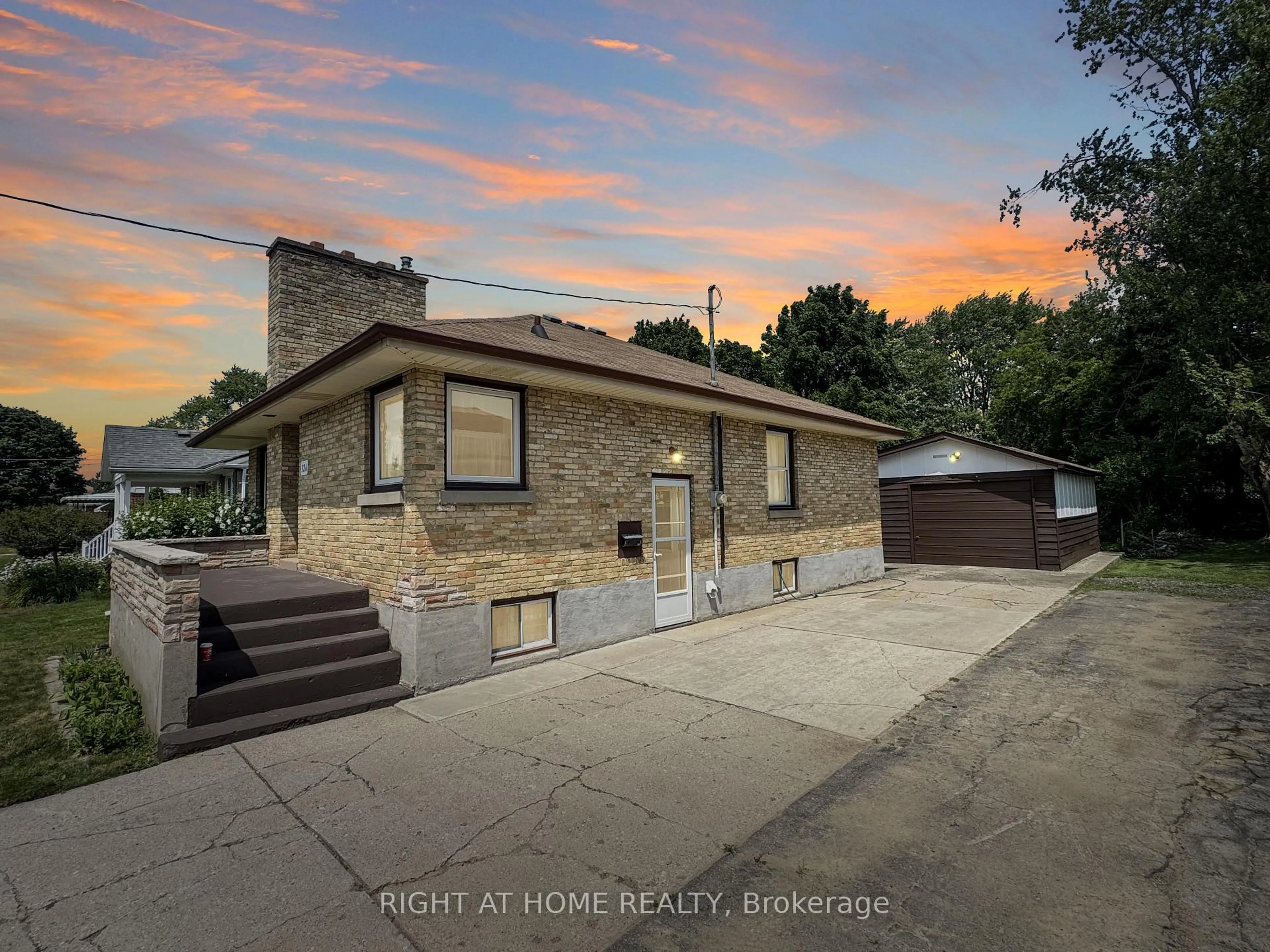 A pic from outside/outdoor area/front of a property/back of a property/a pic from drone, street for 326 Avondale Rd, London East Ontario N5W 5B3
