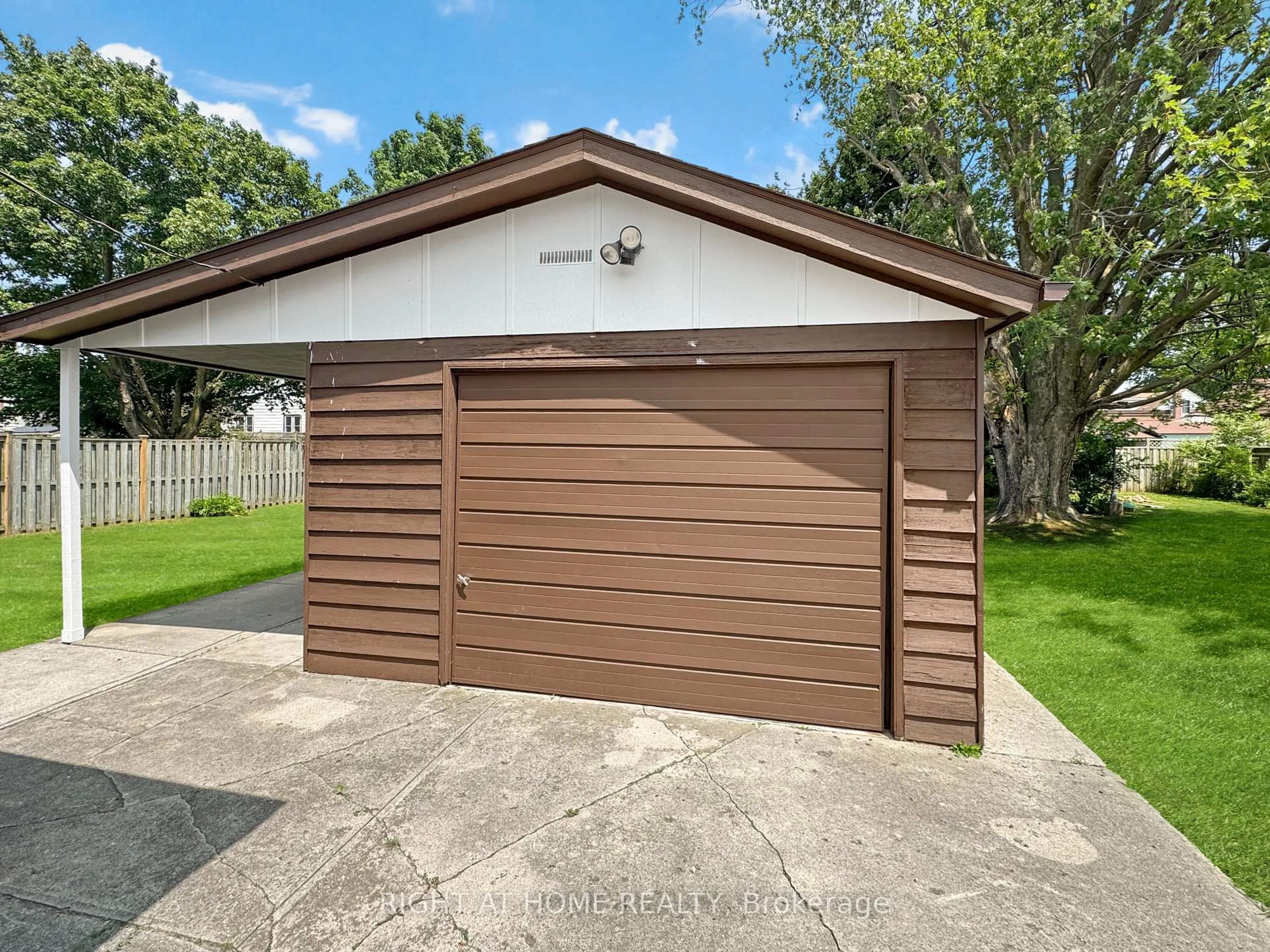 Indoor garage for 326 Avondale Rd, London East Ontario N5W 5B3