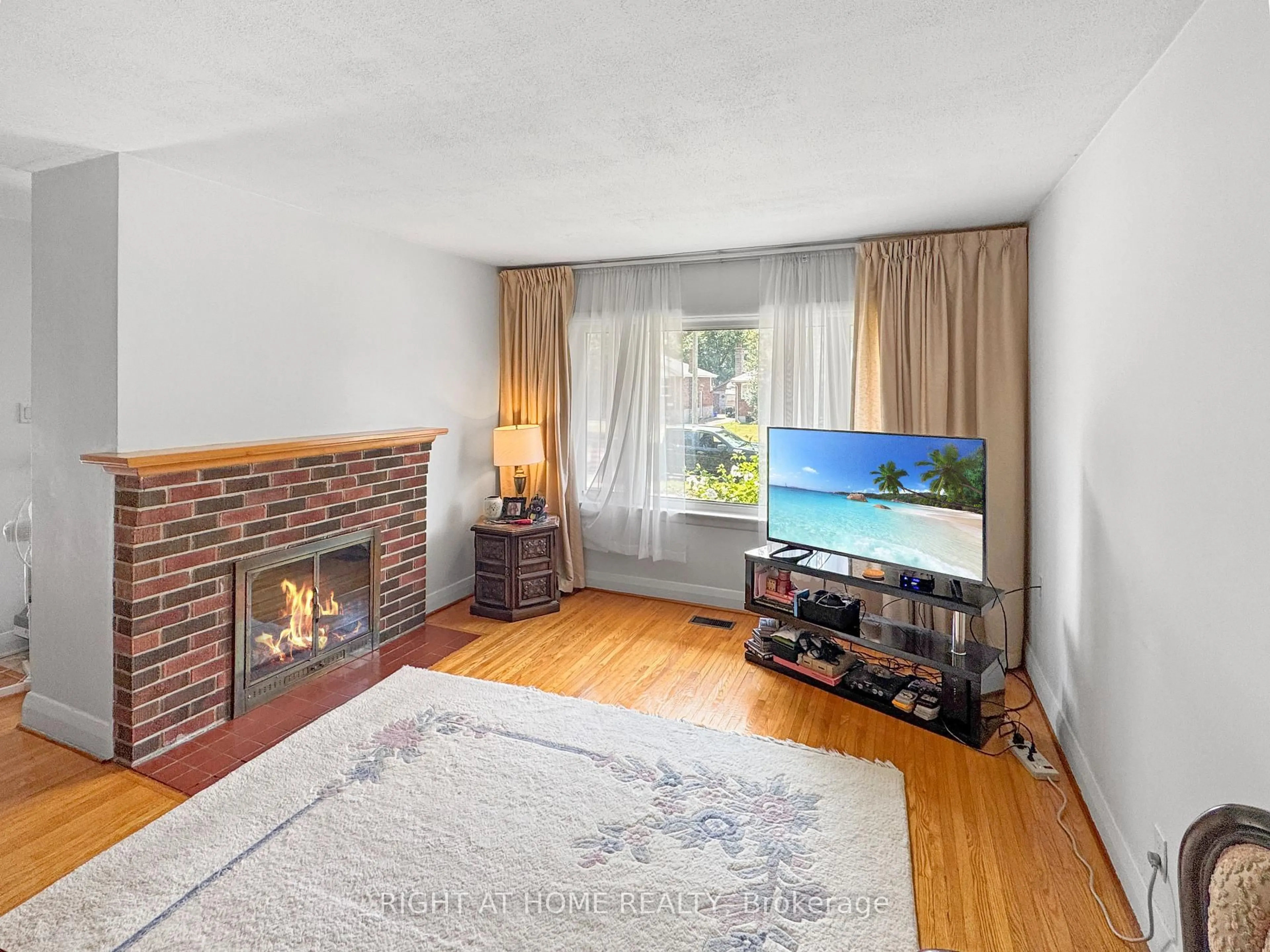 Living room with furniture, wood/laminate floor for 326 Avondale Rd, London East Ontario N5W 5B3