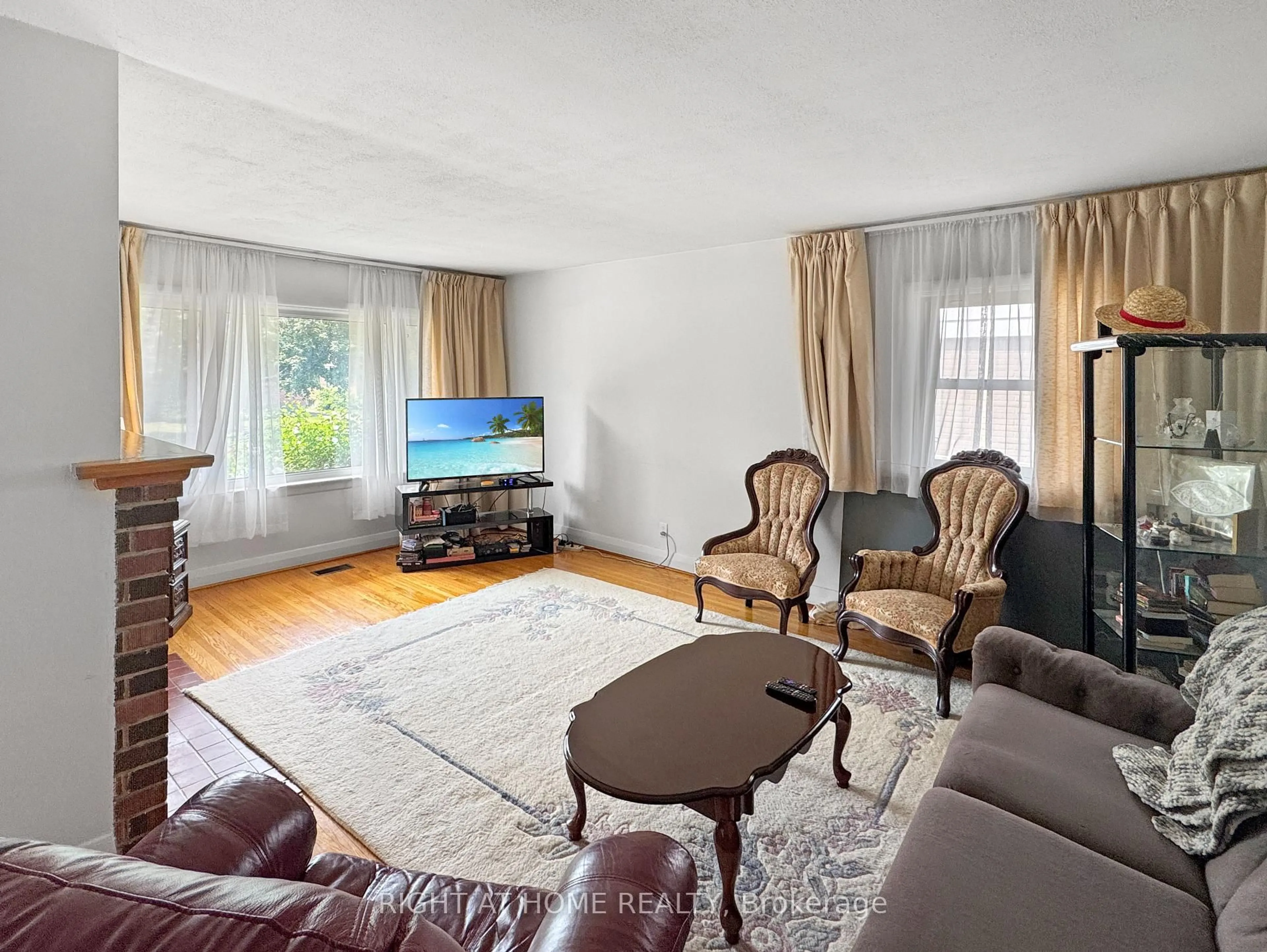 Living room with furniture, unknown for 326 Avondale Rd, London East Ontario N5W 5B3