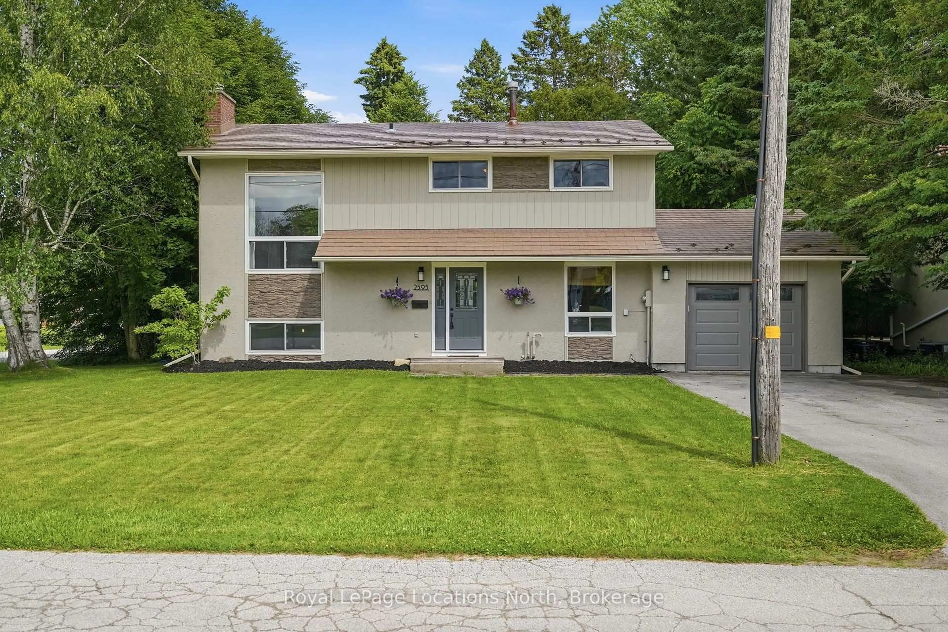 Home with vinyl exterior material, street for 2595 6th Ave, Owen Sound Ontario N4K 5J7