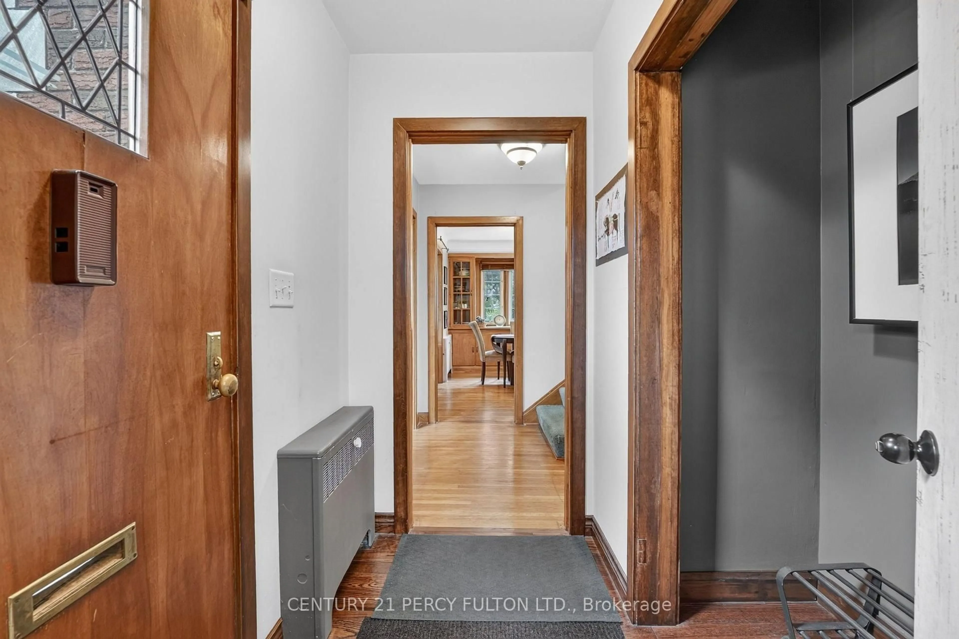 Indoor foyer for 6040 Latshaw St, Niagara Falls Ontario L2G 1R2