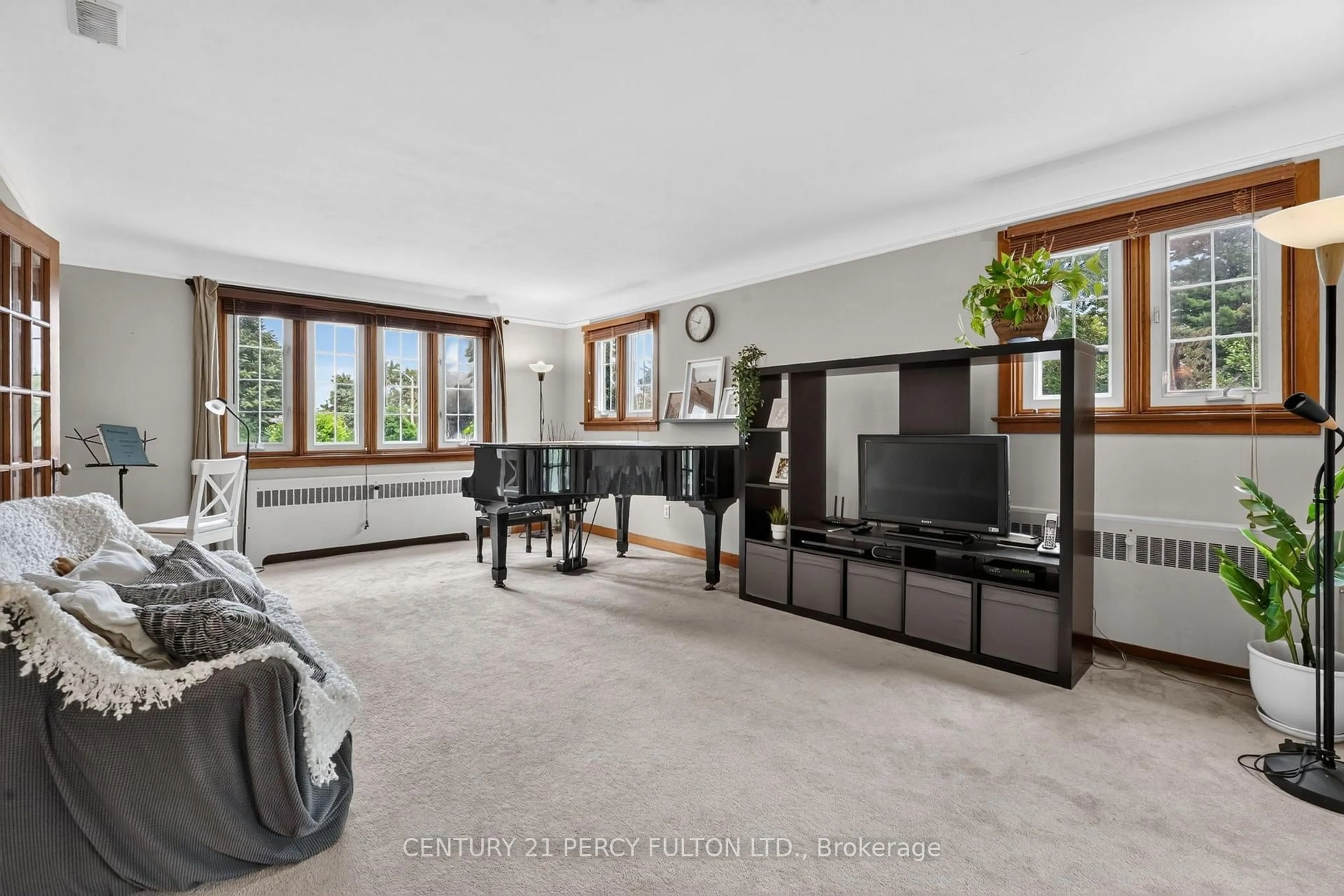 Living room with furniture, unknown for 6040 Latshaw St, Niagara Falls Ontario L2G 1R2