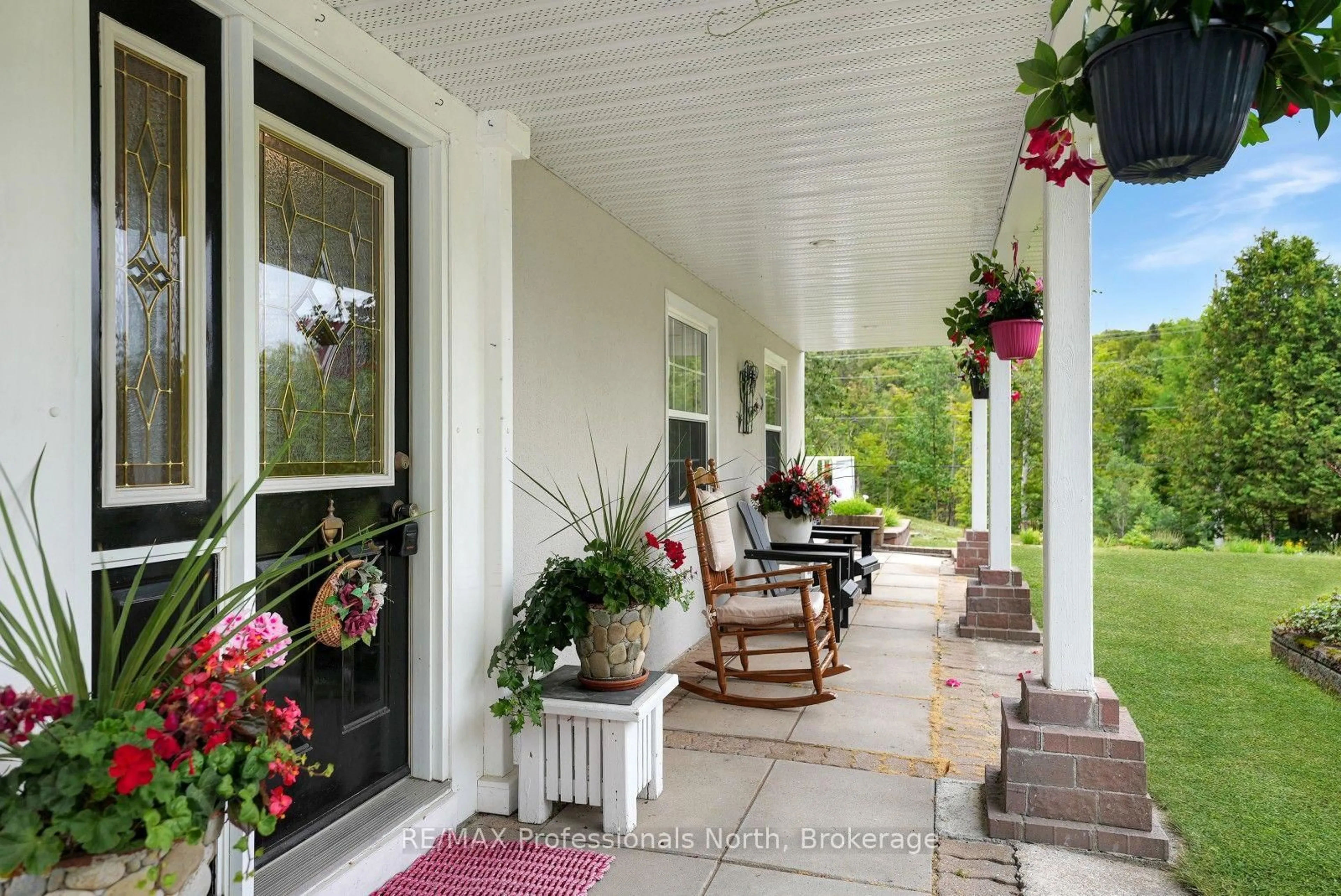Patio, street for 14609 Highway 118, Dysart et al Ontario K0M 1S0