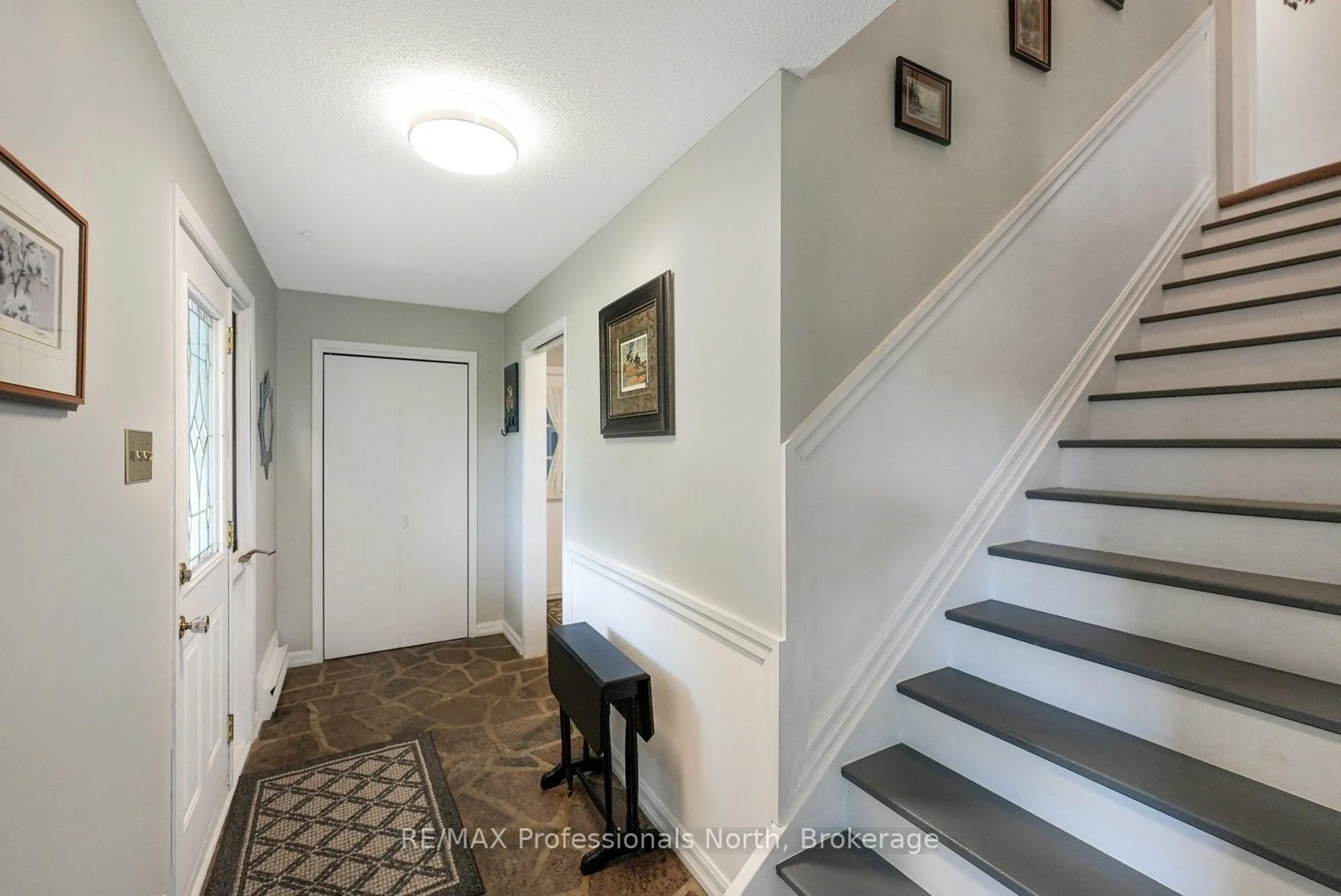 Indoor entryway for 14609 Highway 118, Dysart et al Ontario K0M 1S0