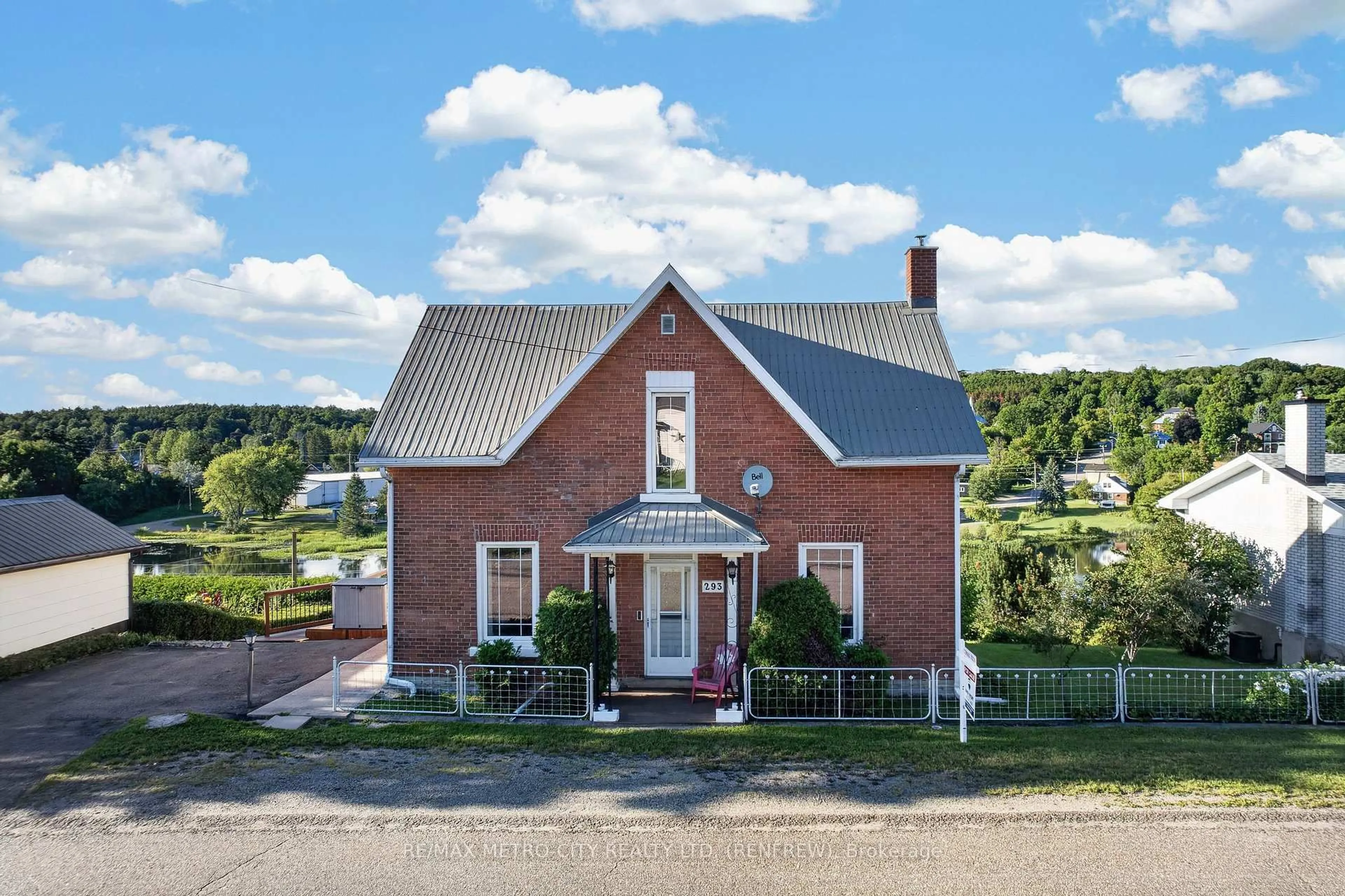 Home with brick exterior material, building for 293 Queen St, Eganville Ontario K0J 1T0