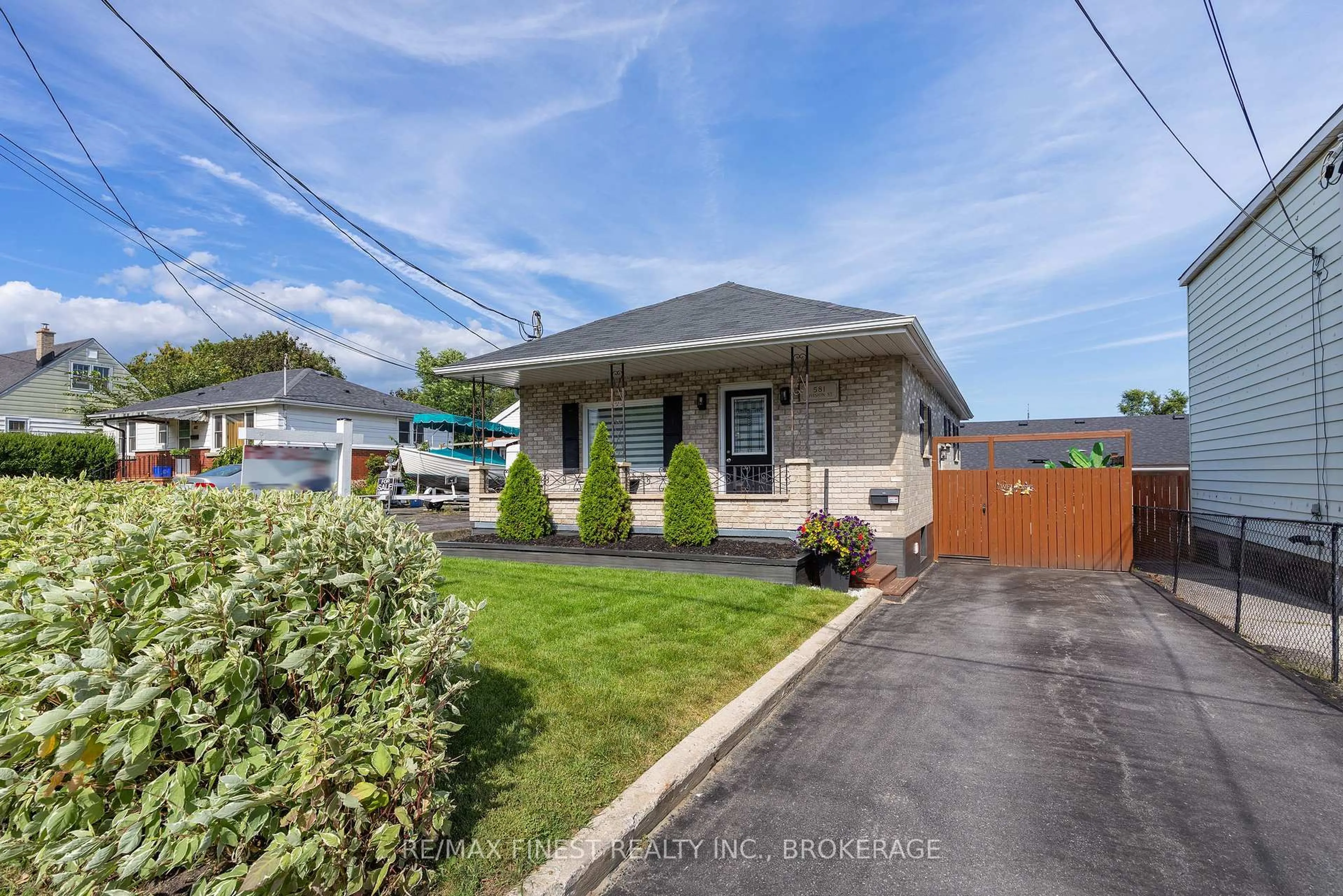 A pic from outside/outdoor area/front of a property/back of a property/a pic from drone, street for 581 Division St, Kingston Ontario K7K 4B7
