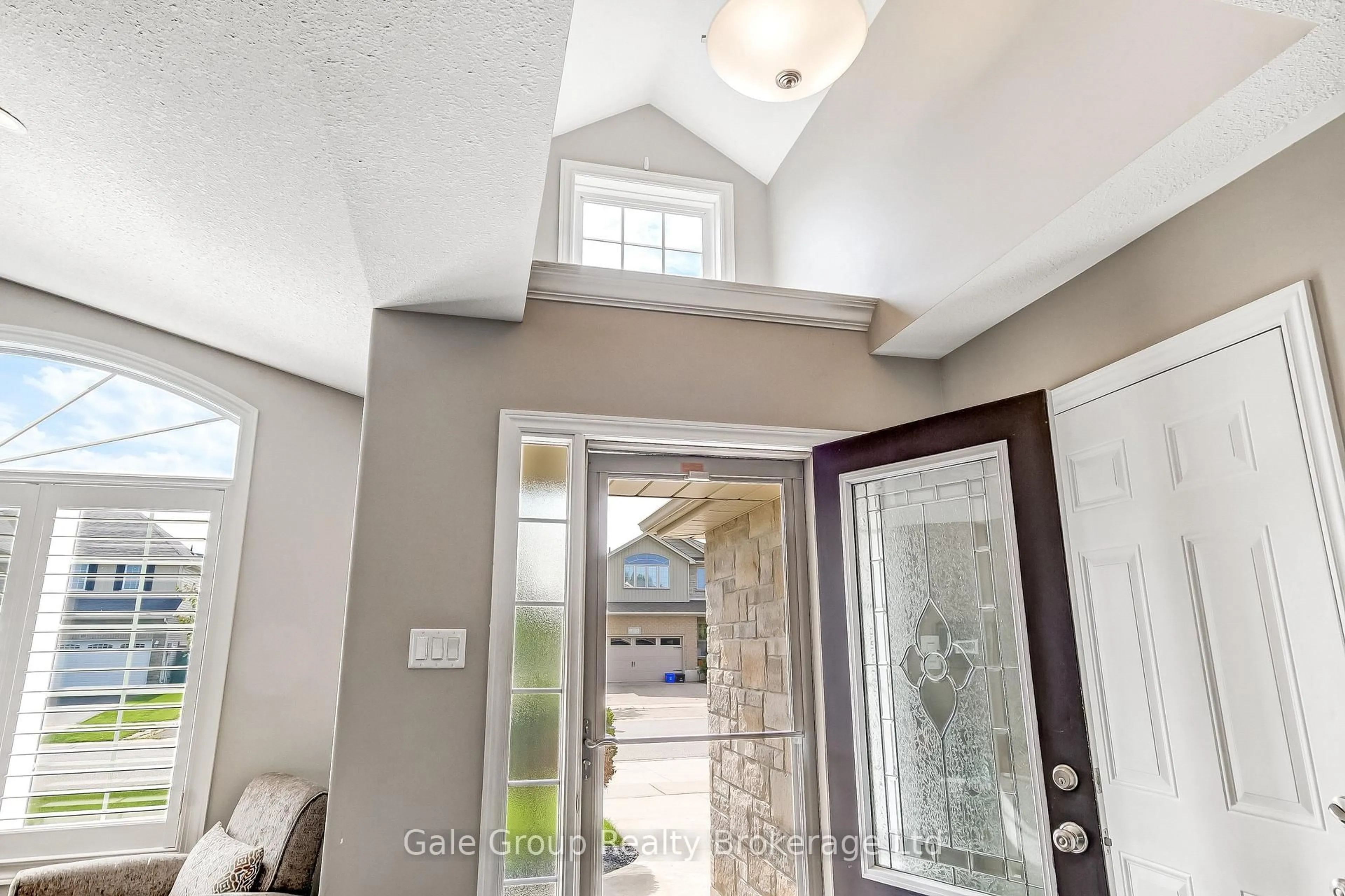 Indoor entryway for 402 Fairway Rd, Woodstock Ontario N4T 0E1