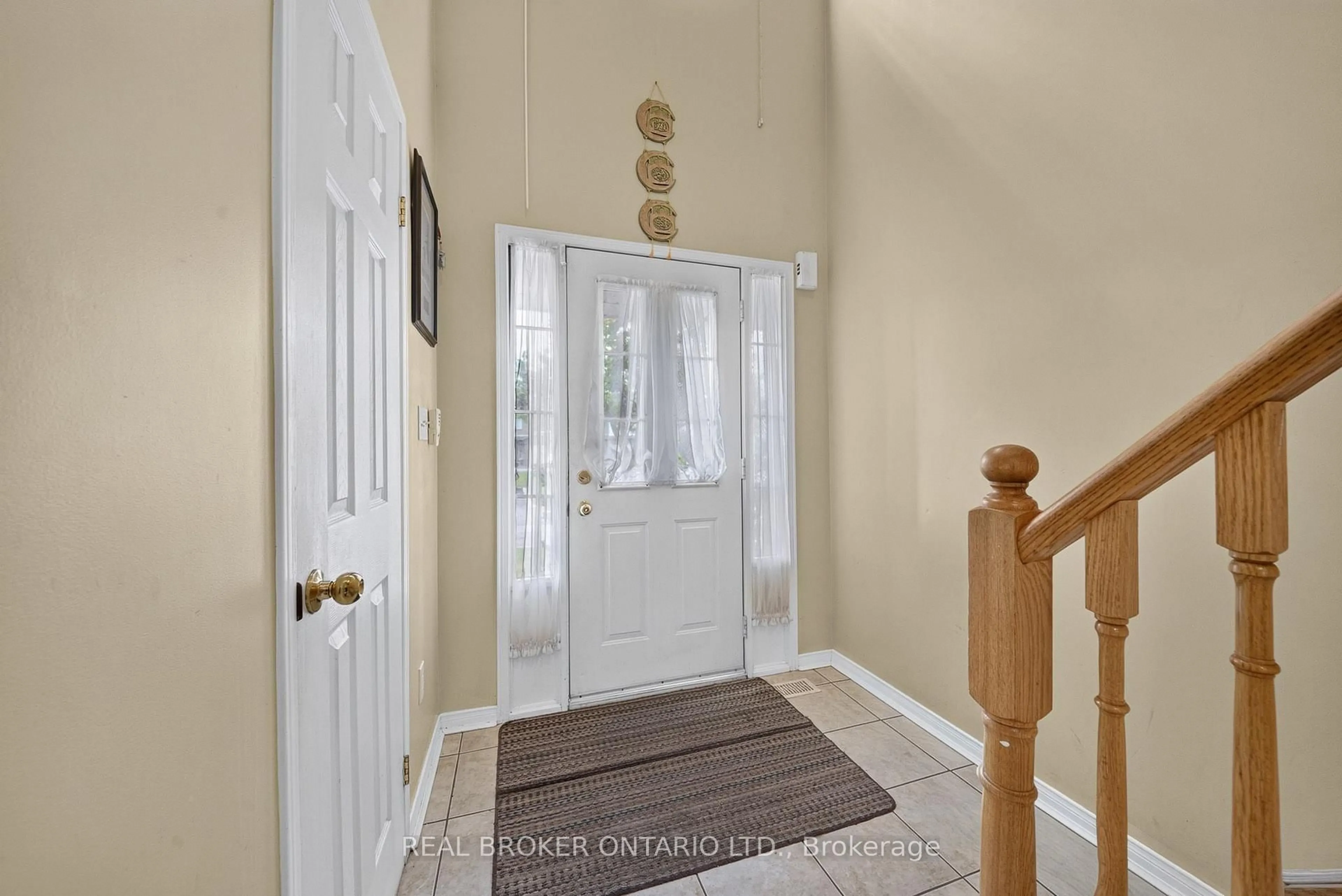 Indoor entryway for 800 Paramount Dr #77, Hamilton Ontario L8J 3V9