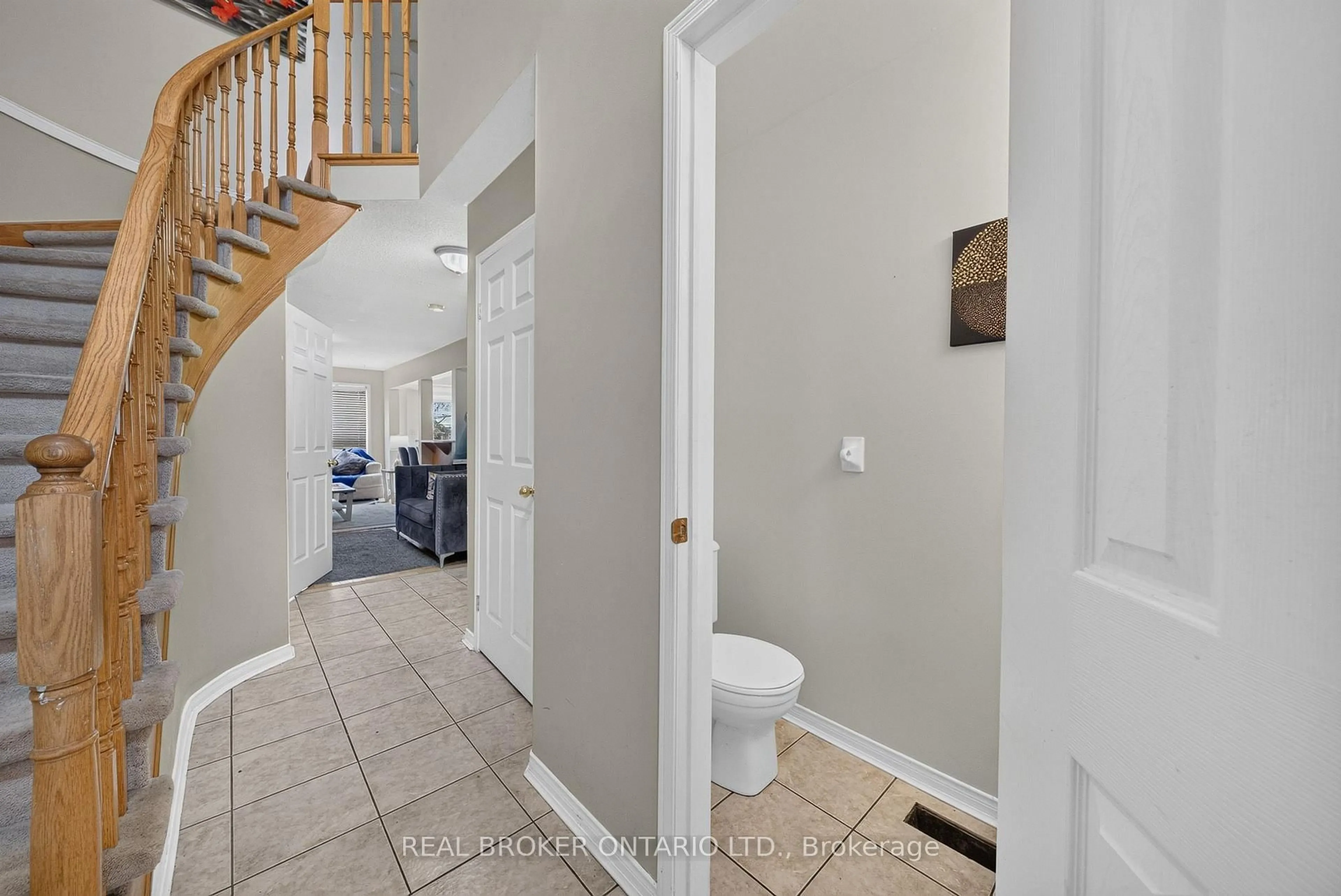 Indoor entryway for 800 Paramount Dr #77, Hamilton Ontario L8J 3V9
