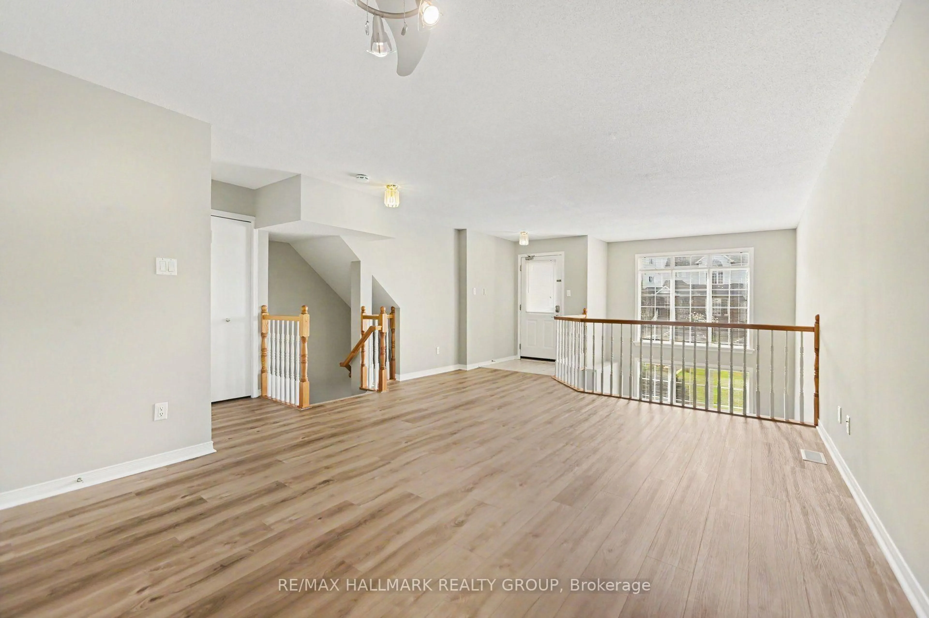 Indoor foyer for 4429 Harper Ave, Ottawa Ontario K1J 1C9
