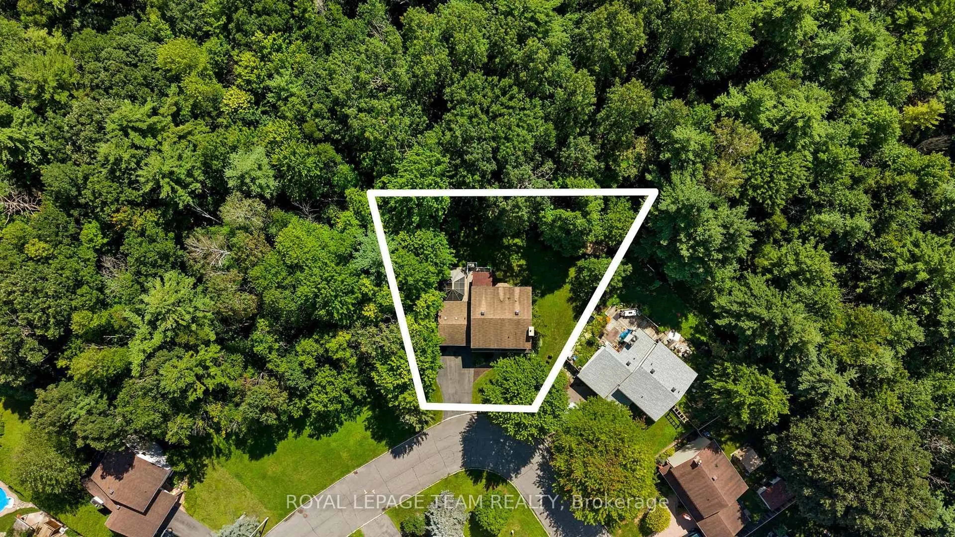 A pic from outside/outdoor area/front of a property/back of a property/a pic from drone, unknown for 240 Hoylake Cres, Orleans Ontario K1E 2M8