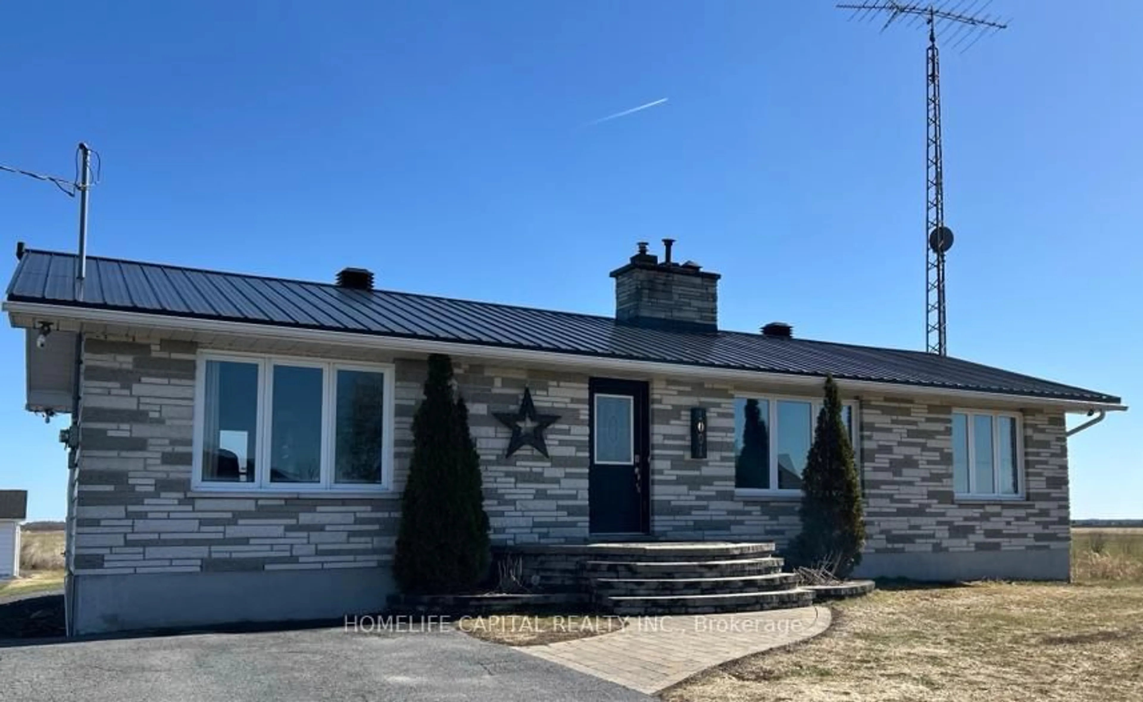 Home with vinyl exterior material, building for 1091 County Rd 15 Rd, Alfred and Plantagenet Ontario K0B 1A0