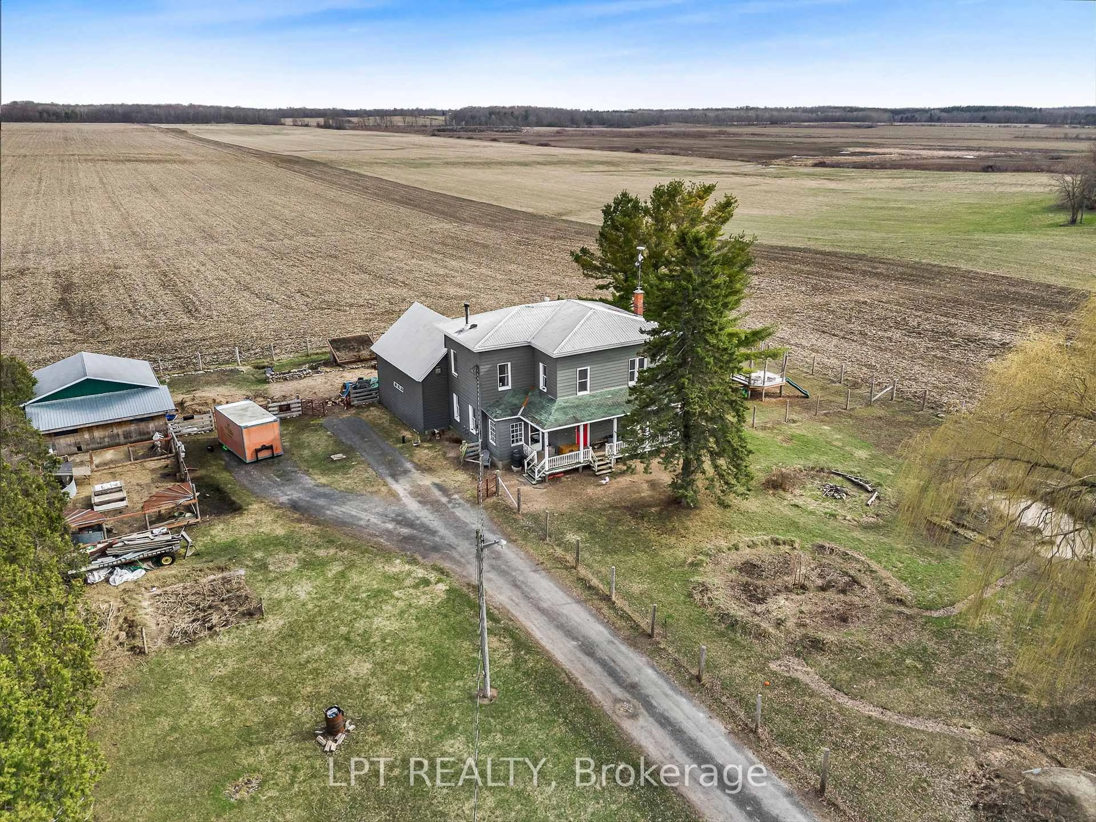A pic from outside/outdoor area/front of a property/back of a property/a pic from drone, building for 21630 Laggan-Glenelg Rd, North Glengarry Ontario K0B 1E0