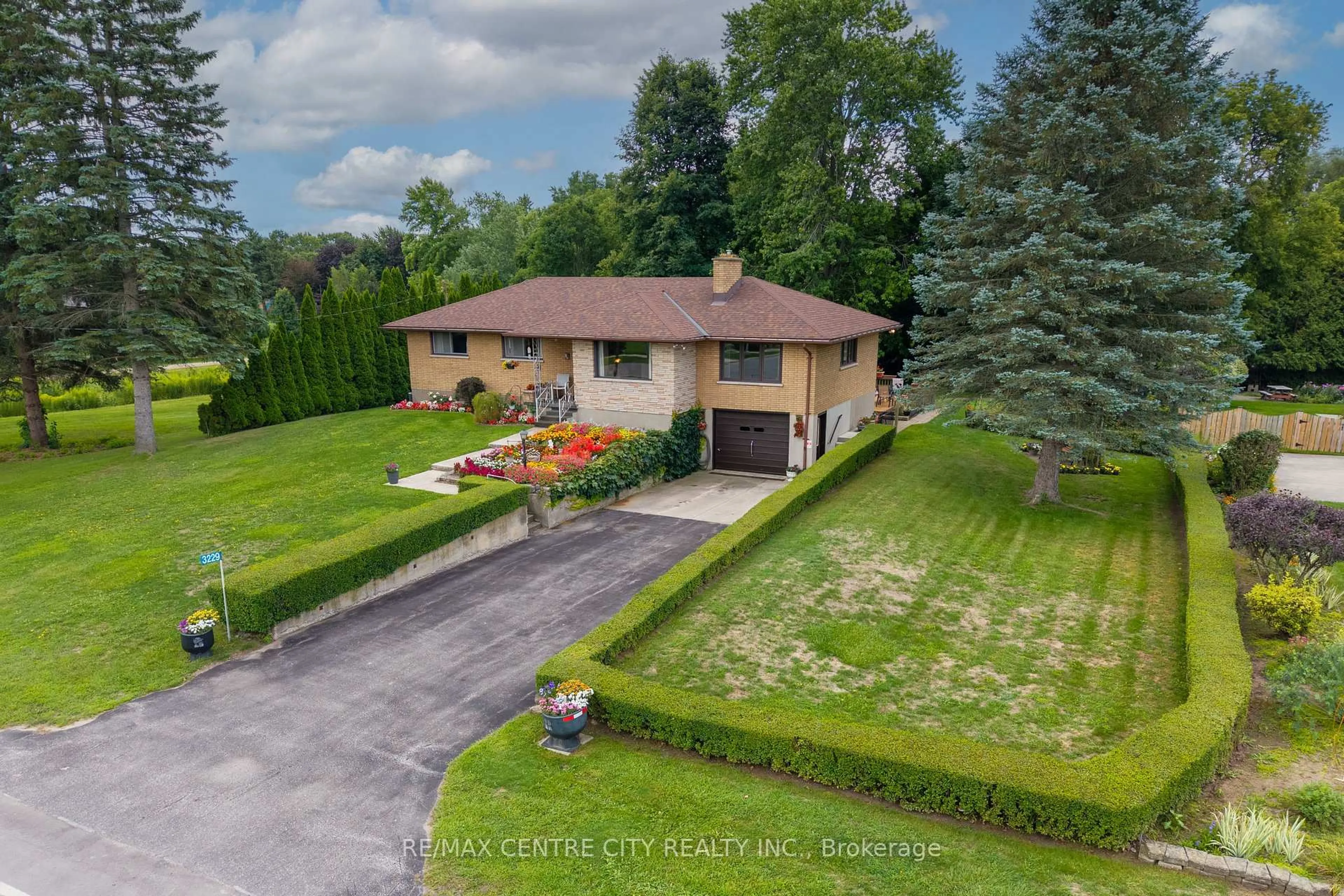 A pic from outside/outdoor area/front of a property/back of a property/a pic from drone, unknown for 3229 Napperton Dr, Strathroy-Caradoc Ontario N7G 3H8