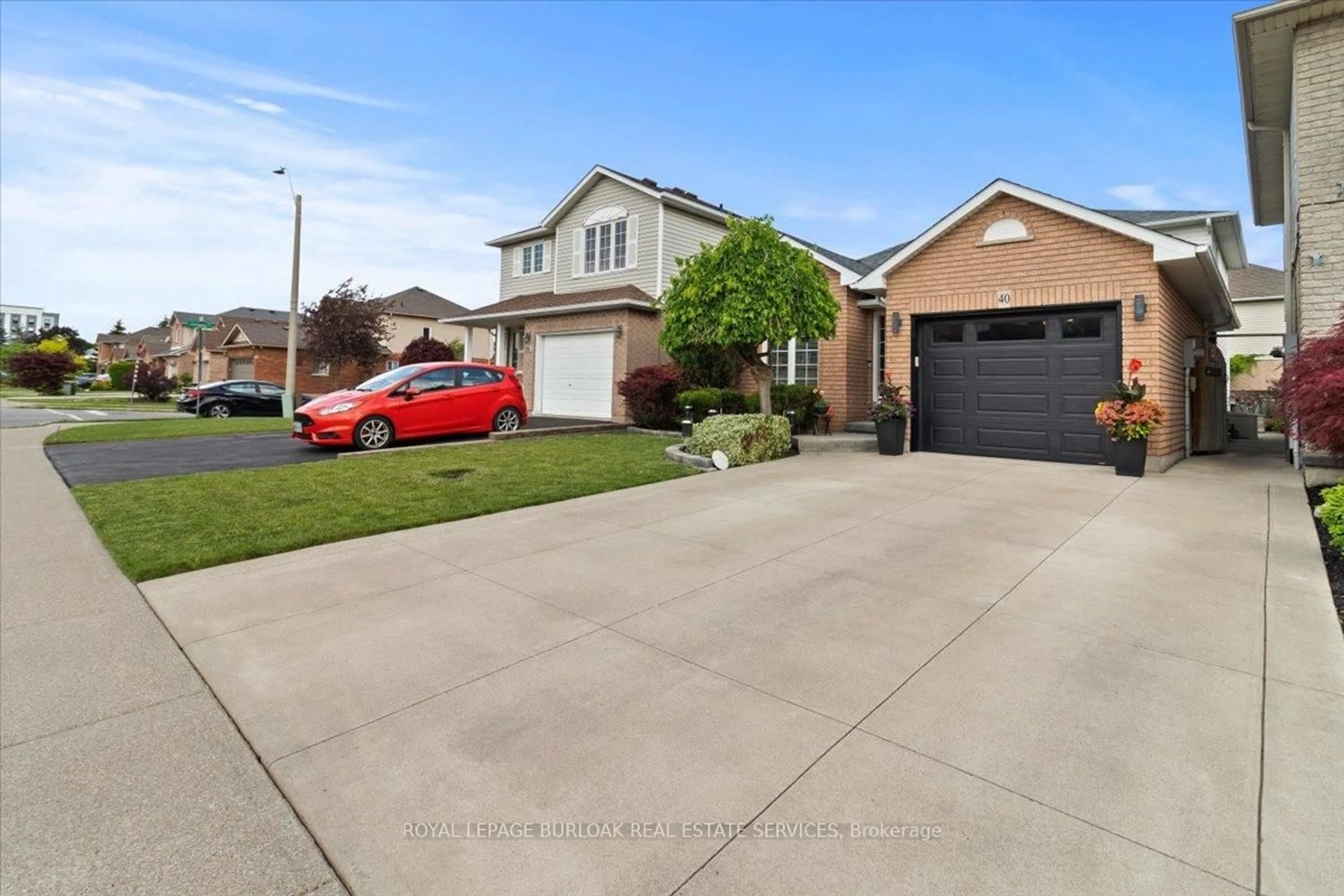 A pic from outside/outdoor area/front of a property/back of a property/a pic from drone, street for 40 Bridgette Dr, Hamilton Ontario L9A 5J8