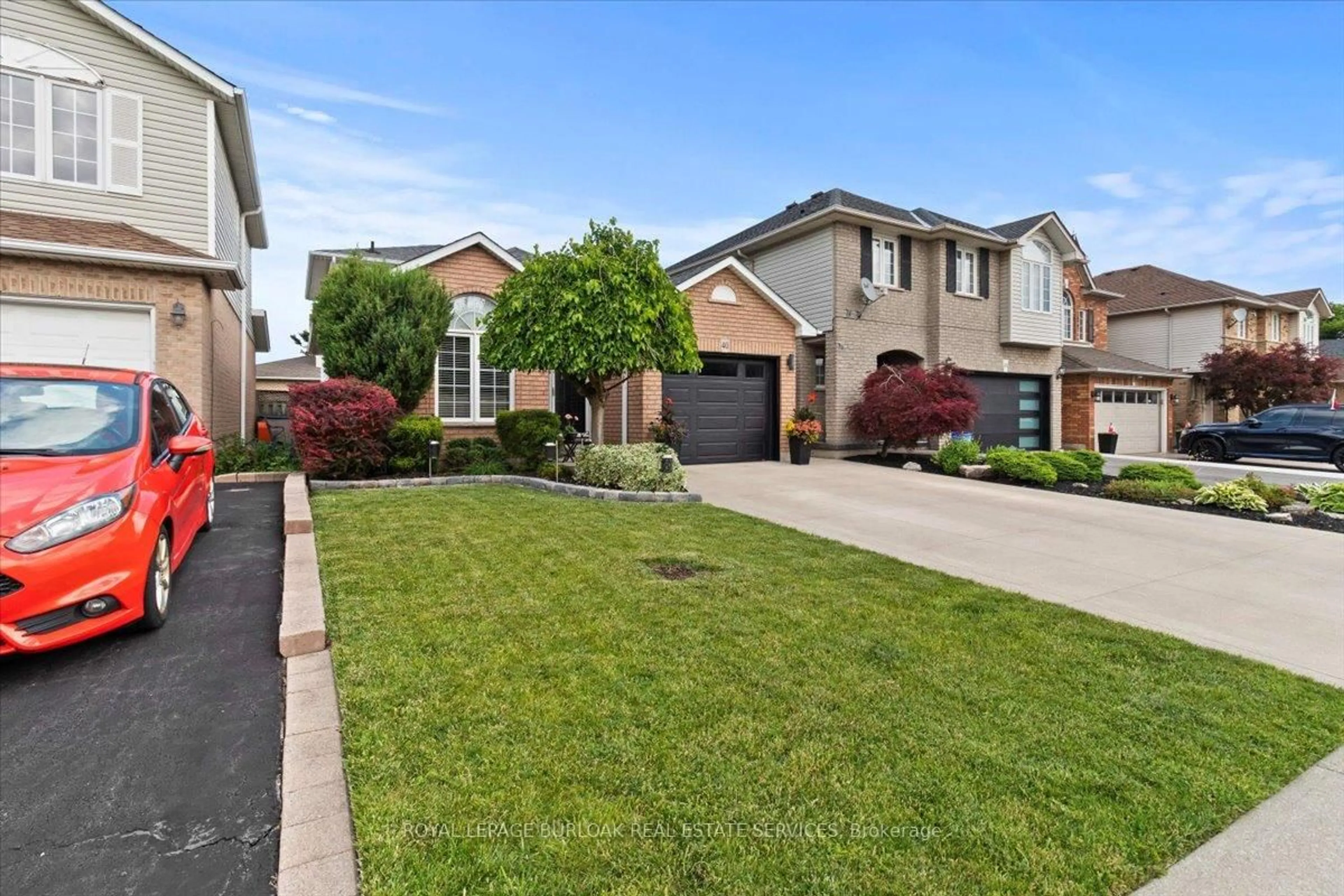 A pic from outside/outdoor area/front of a property/back of a property/a pic from drone, street for 40 Bridgette Dr, Hamilton Ontario L9A 5J8