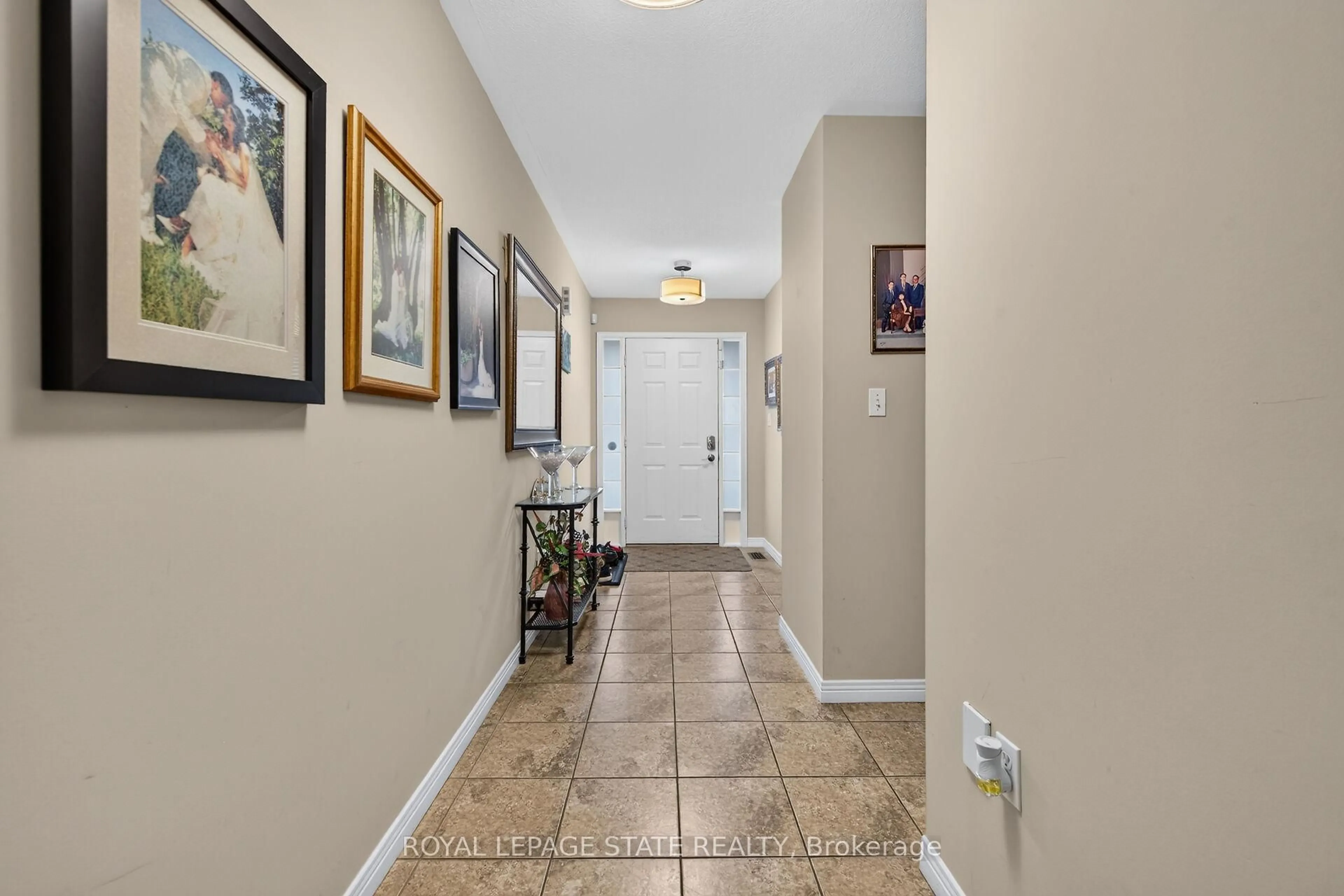 Indoor foyer for 47 Hannon Cres, Hamilton Ontario L0R 1P0