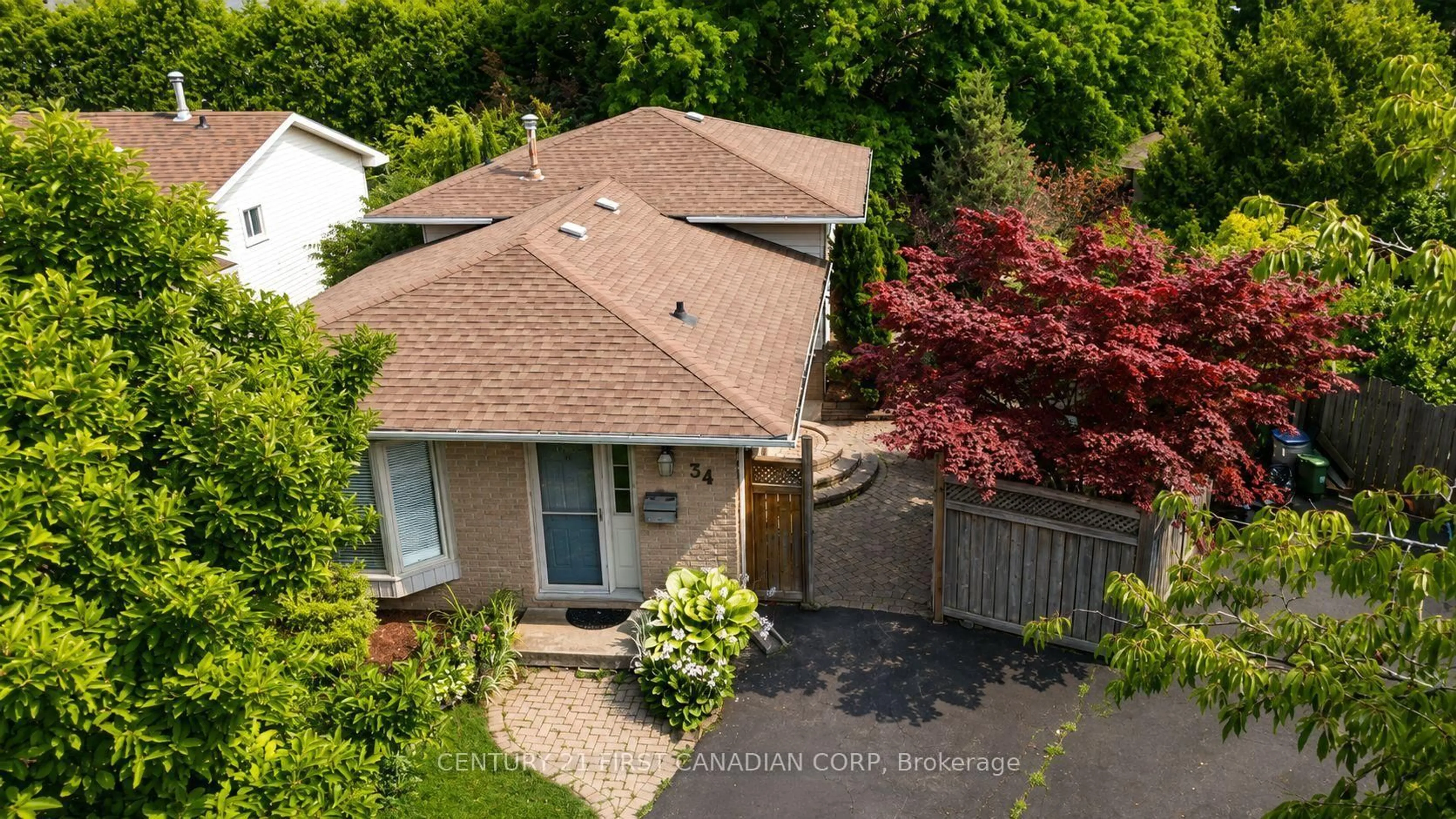 A pic from outside/outdoor area/front of a property/back of a property/a pic from drone, street for 34 Speight Crt, London East Ontario N5V 3J3