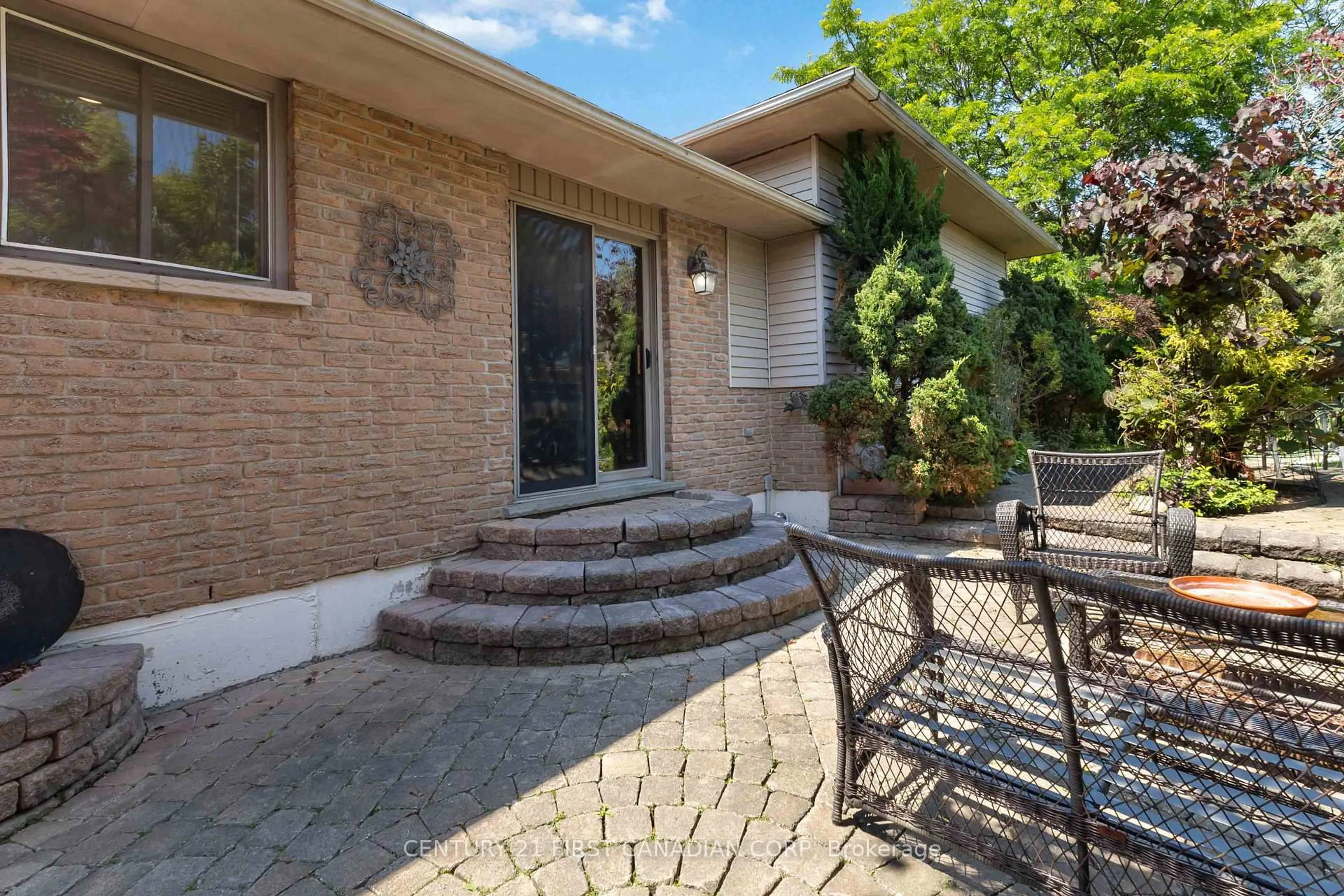 Patio, street for 34 Speight Crt, London East Ontario N5V 3J3