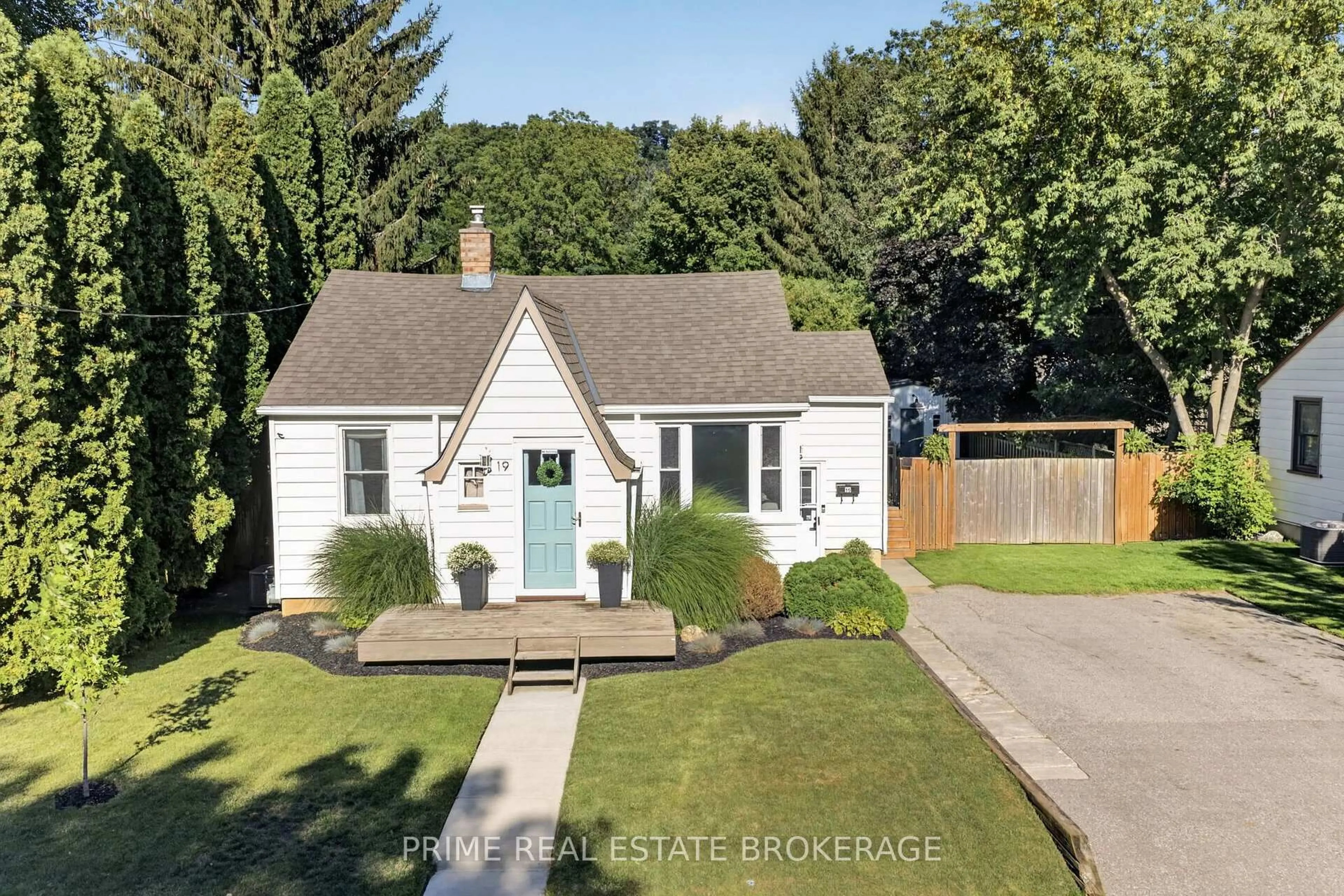 A pic from outside/outdoor area/front of a property/back of a property/a pic from drone, street for 19 Garden Ave, Middlesex Centre Ontario N0L 1E0