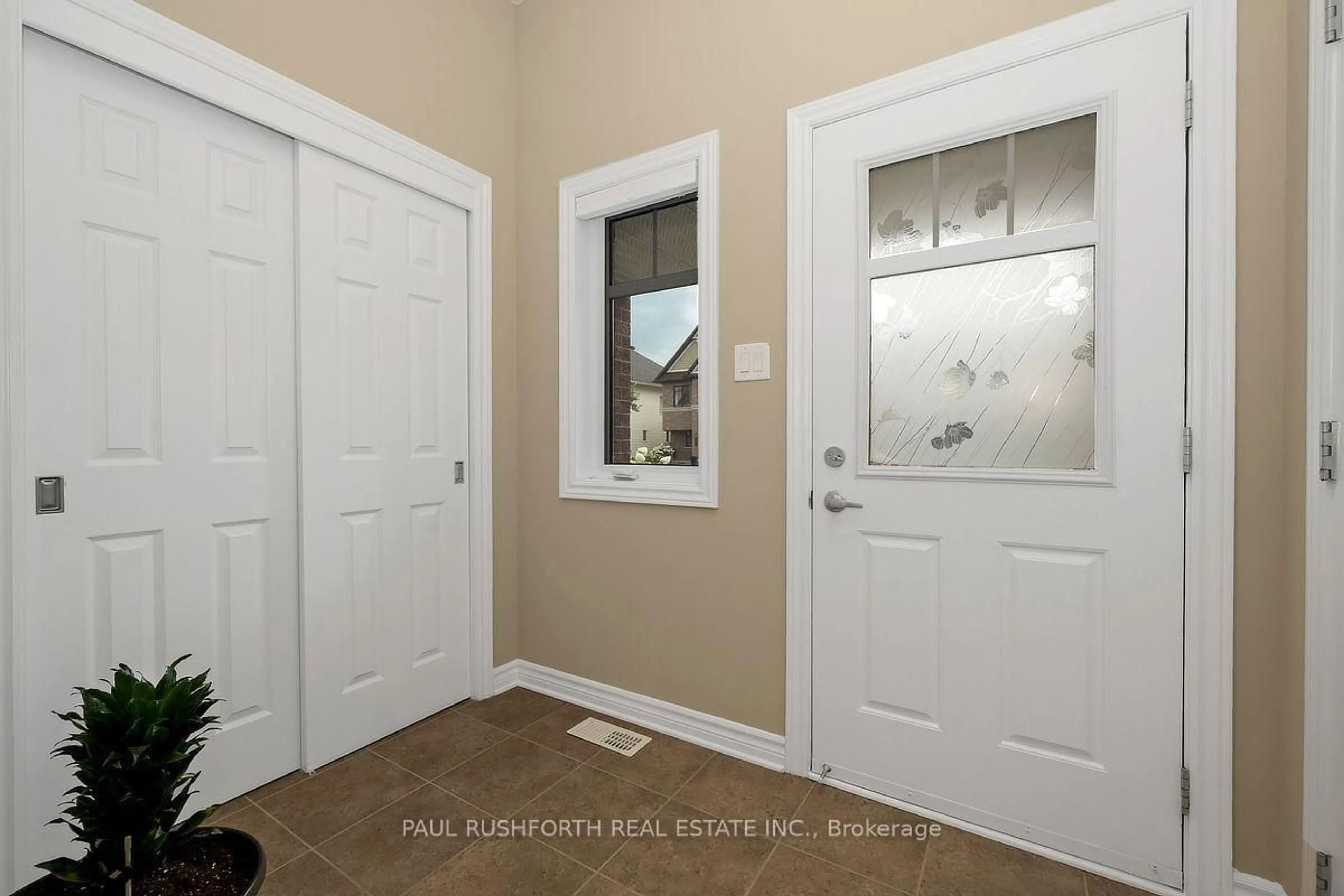 Indoor entryway for 117 Lerta Way, Ottawa Ontario K4A 0W5