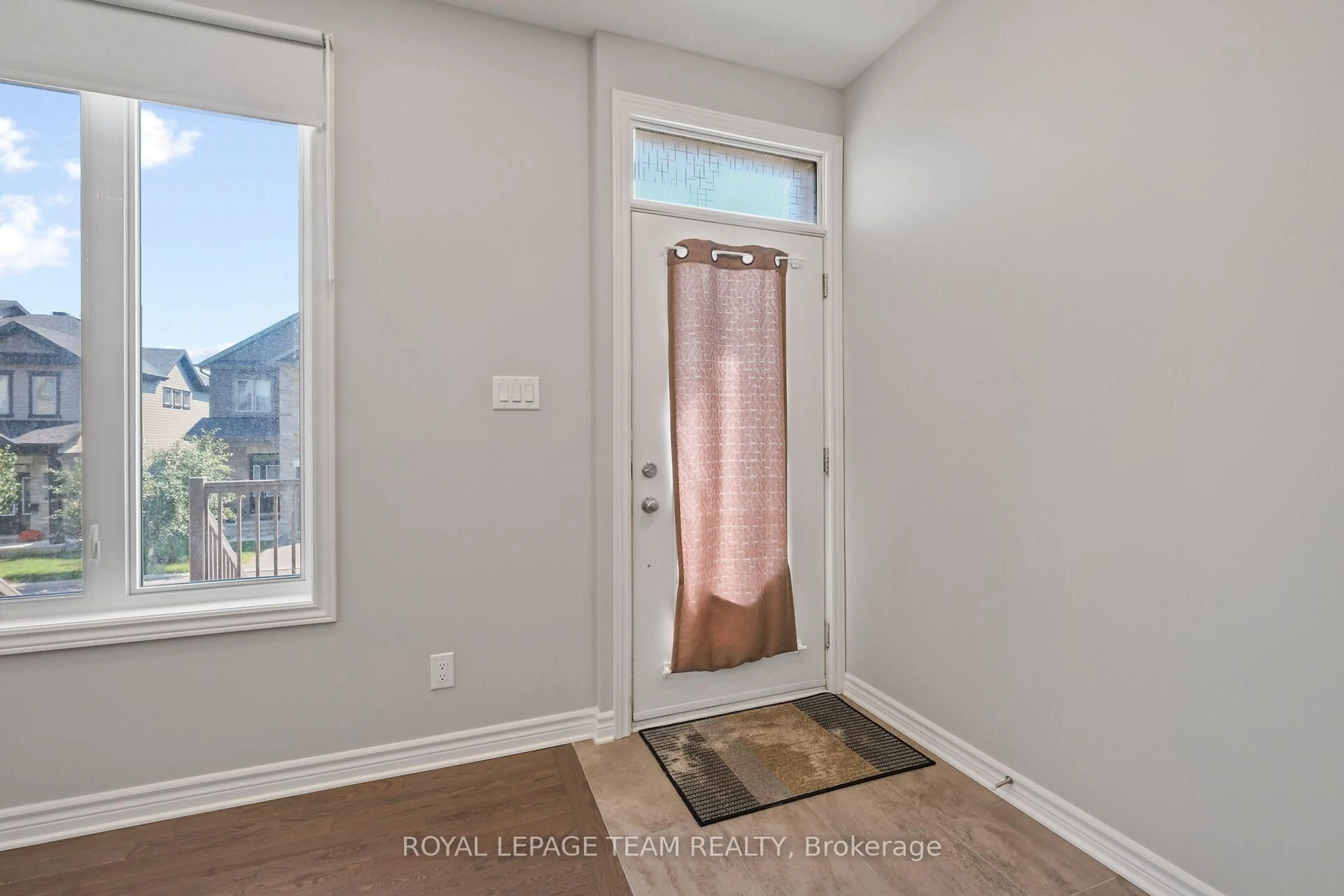 Indoor entryway for 725 Dearborn Private #F, Ottawa Ontario K1T 0W4