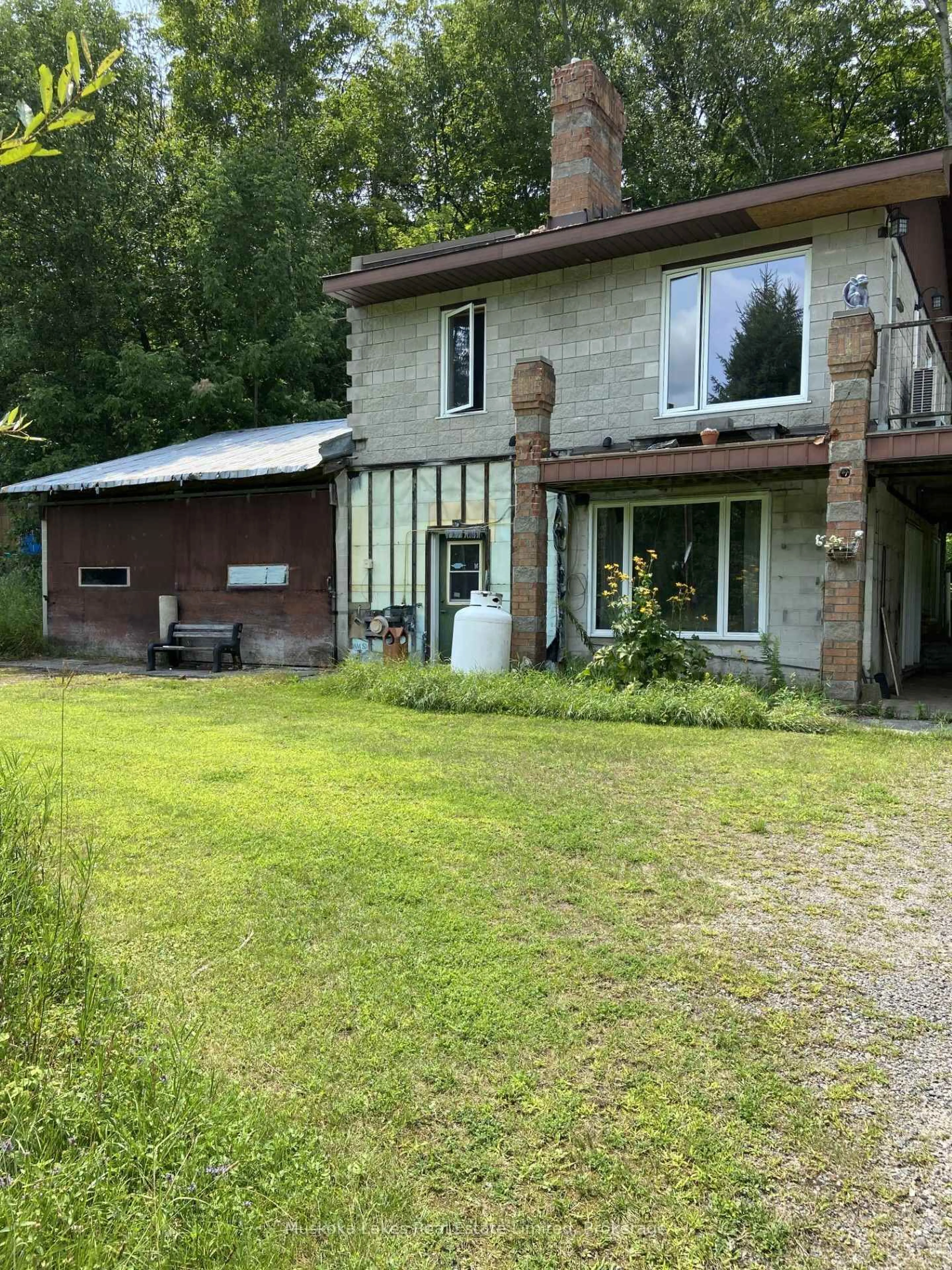A pic from outside/outdoor area/front of a property/back of a property/a pic from drone, building for 21 Ferndale Rd, Muskoka Lakes Ontario P0B 1J0
