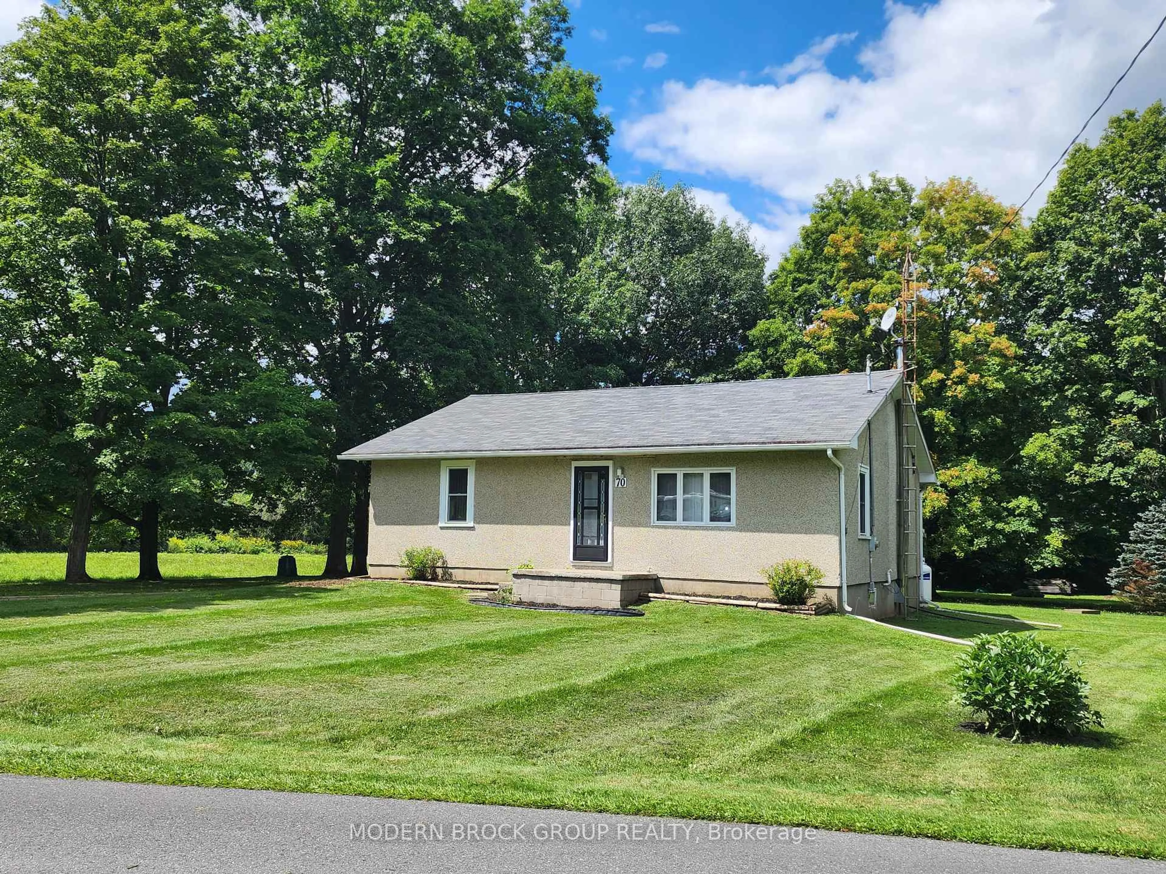Home with vinyl exterior material, street for 70 Victoria Rd, Brockville Ontario K6V 5T4